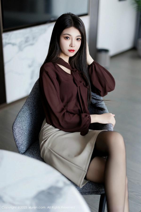   [XiuRen]高清写真图 2025.02.11 No.9868 初梦瑶 黑丝美腿第2张图片