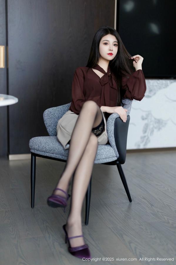   [XiuRen]高清写真图 2025.02.11 No.9868 初梦瑶 黑丝美腿第3张图片