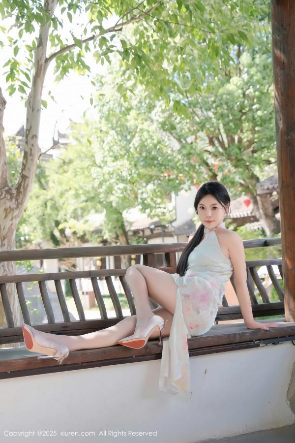   [XiuRen]高清写真图 2025.02.17 No.9893 麦田 丝袜美腿第10张图片