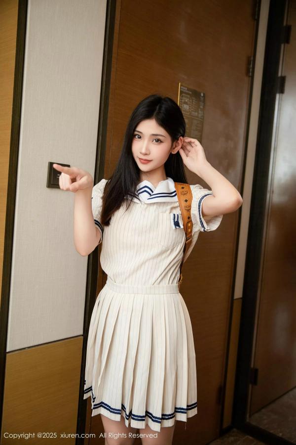   [XiuRen]高清写真图 2025.02.27 No.9942 刘婷婷 丝袜美腿第2张图片