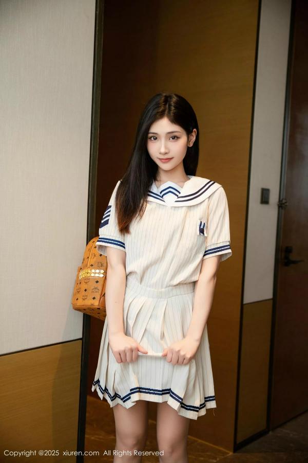   [XiuRen]高清写真图 2025.02.27 No.9942 刘婷婷 丝袜美腿第3张图片