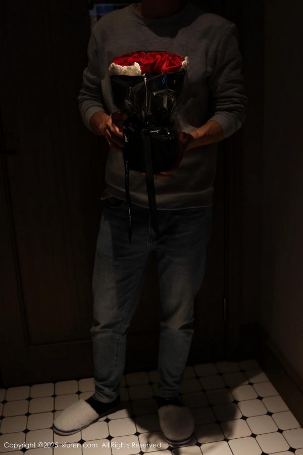   [XiuRen]高清写真图 2025.03.07 No.9983 小薯条nienie 美腿黑丝第5张图片