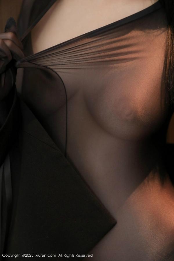   [XiuRen]高清写真图 2025.03.07 No.9987 Candy糖糖 黑丝美腿第5张图片