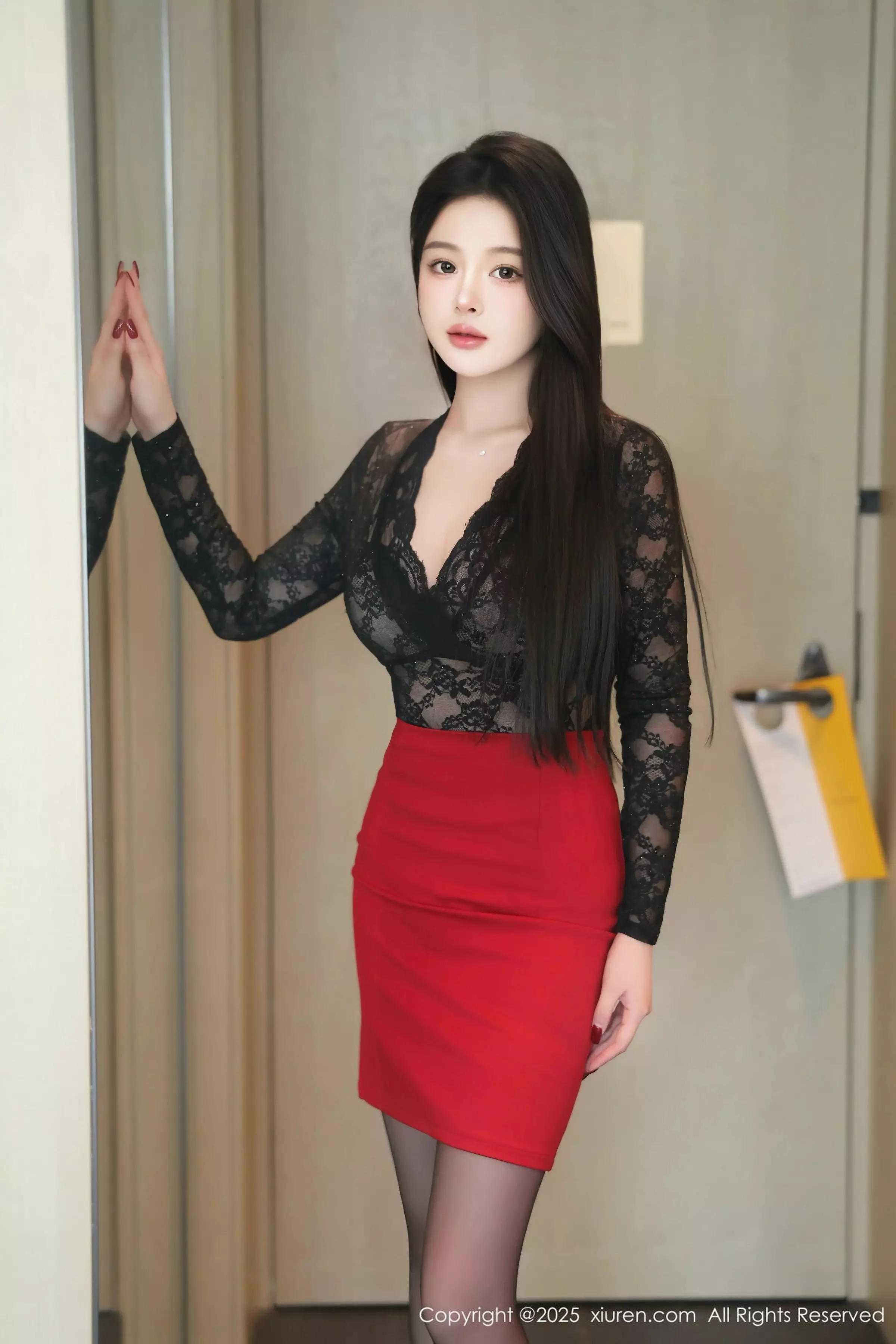 [XiuRen]高清写真图 2025.03.13 No.10007 温妮 黑丝美腿-套图网