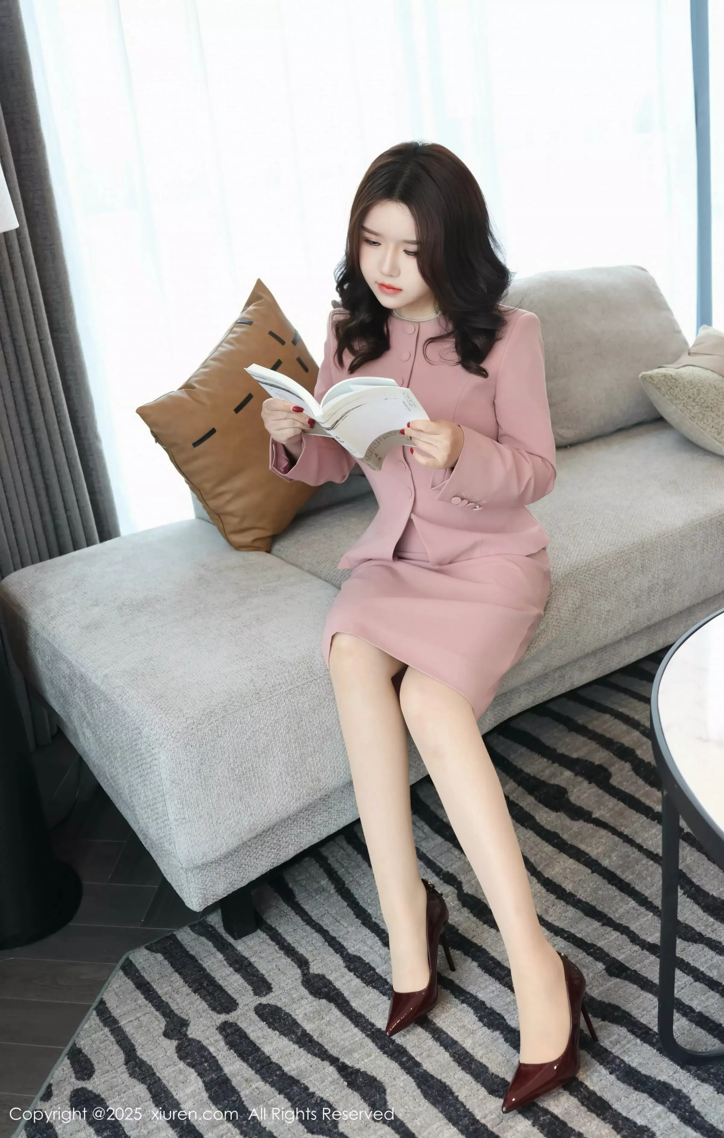   [XiuRen]高清写真图 2025.03.14 No.10020 小薯条nienie 丝袜美腿第4张图片