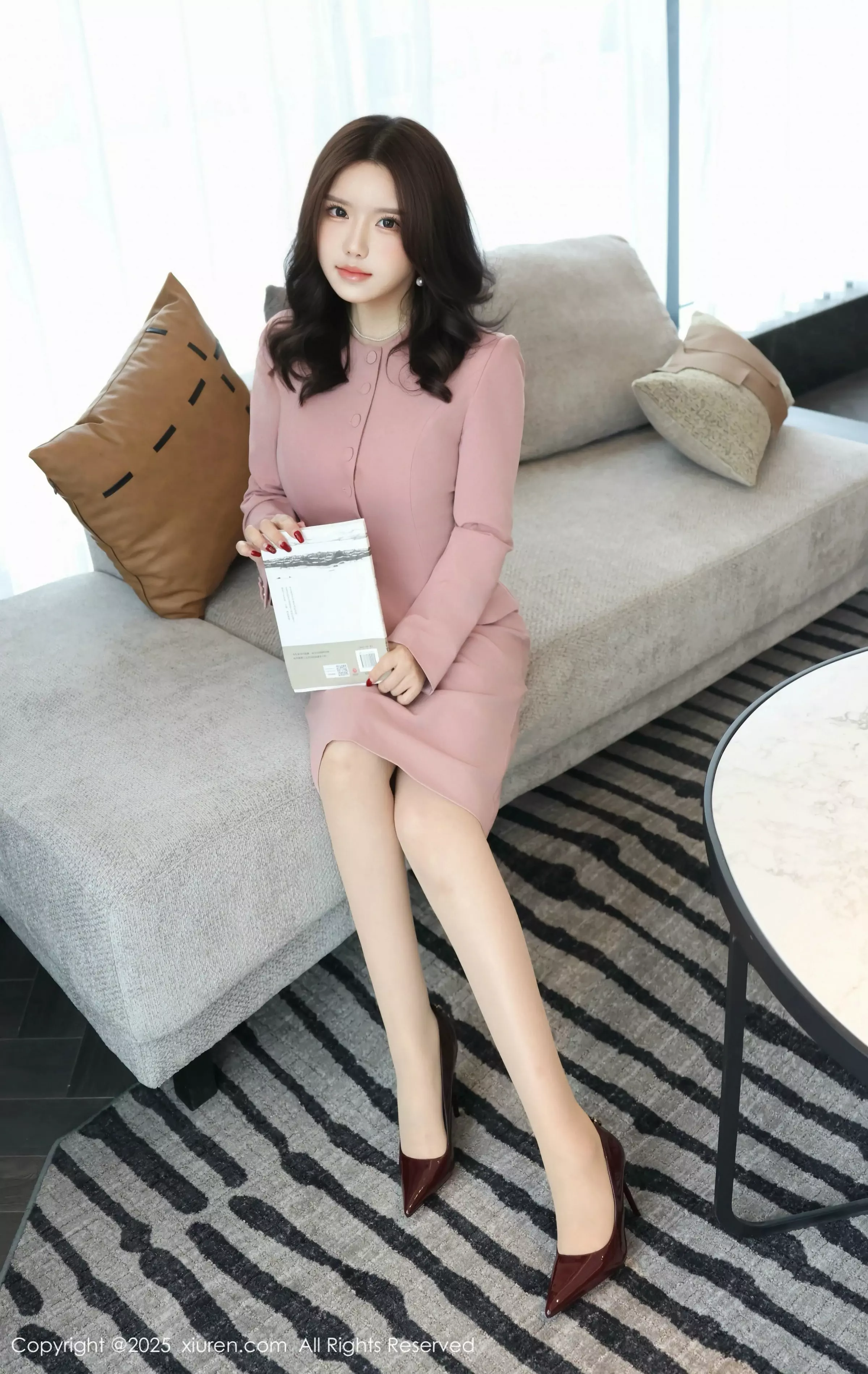   [XiuRen]高清写真图 2025.03.14 No.10020 小薯条nienie 丝袜美腿第5张图片