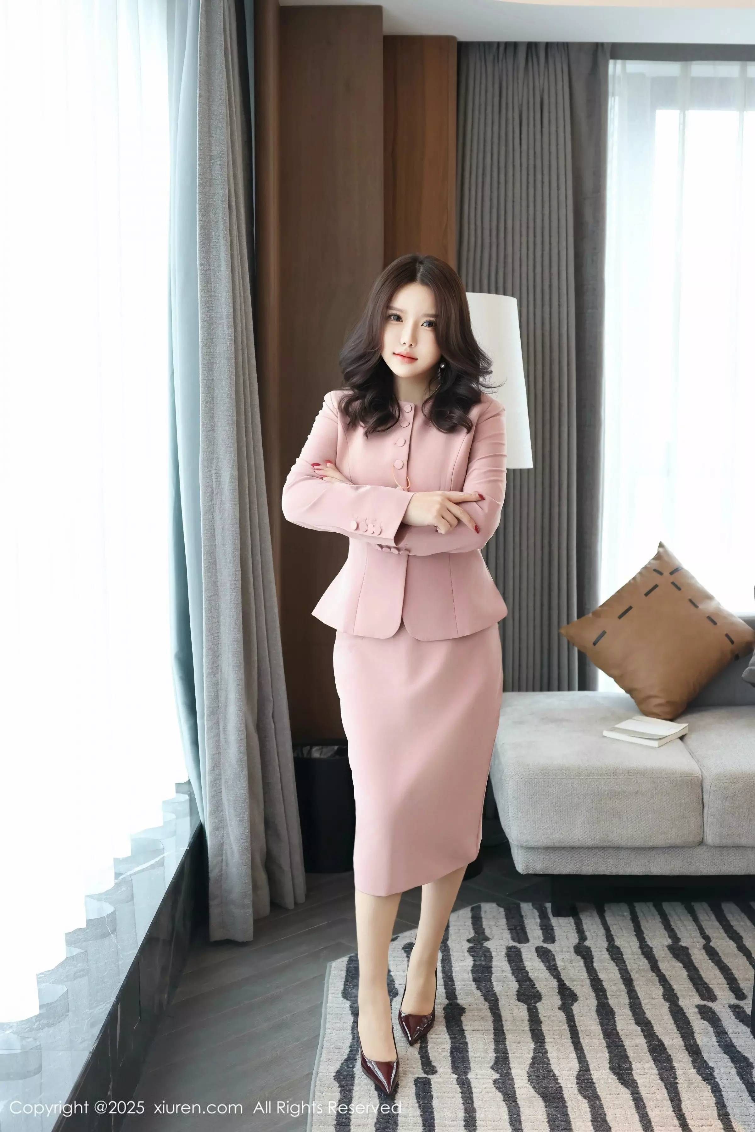   [XiuRen]高清写真图 2025.03.14 No.10020 小薯条nienie 丝袜美腿第7张图片