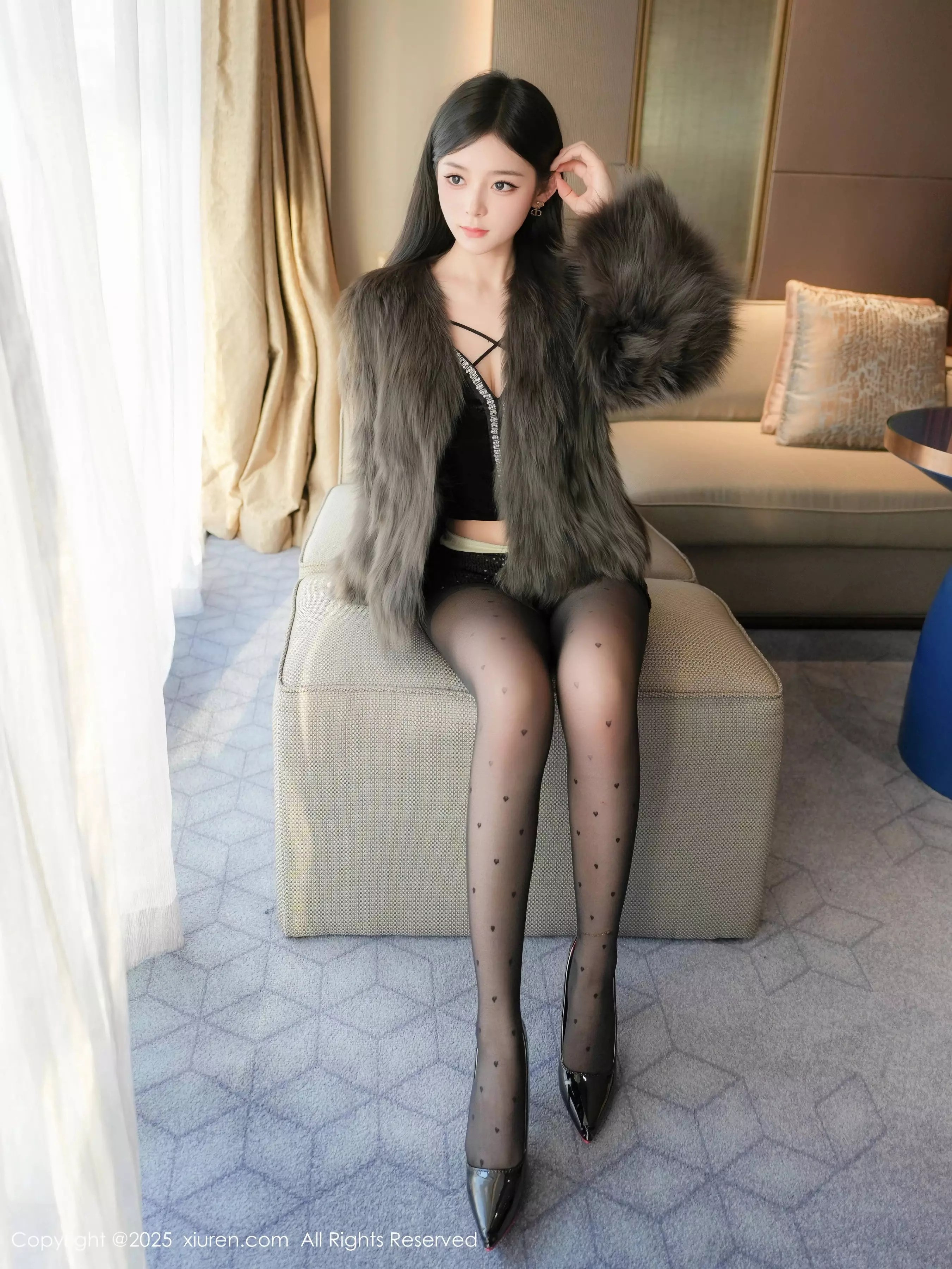   [XiuRen]高清写真图 2025.03.20 No.10045 优酱 黑丝美腿第7张图片