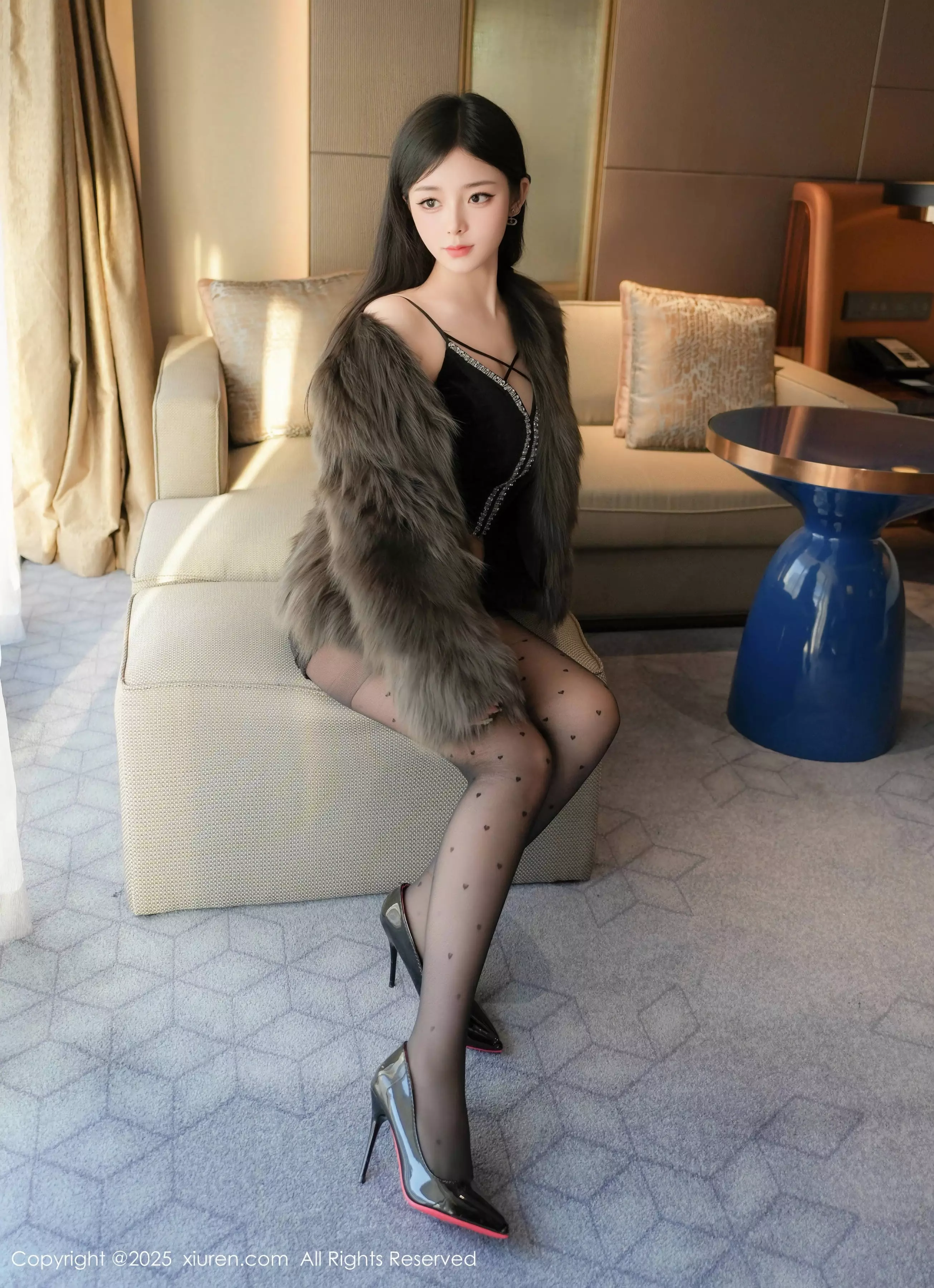   [XiuRen]高清写真图 2025.03.20 No.10045 优酱 黑丝美腿第8张图片