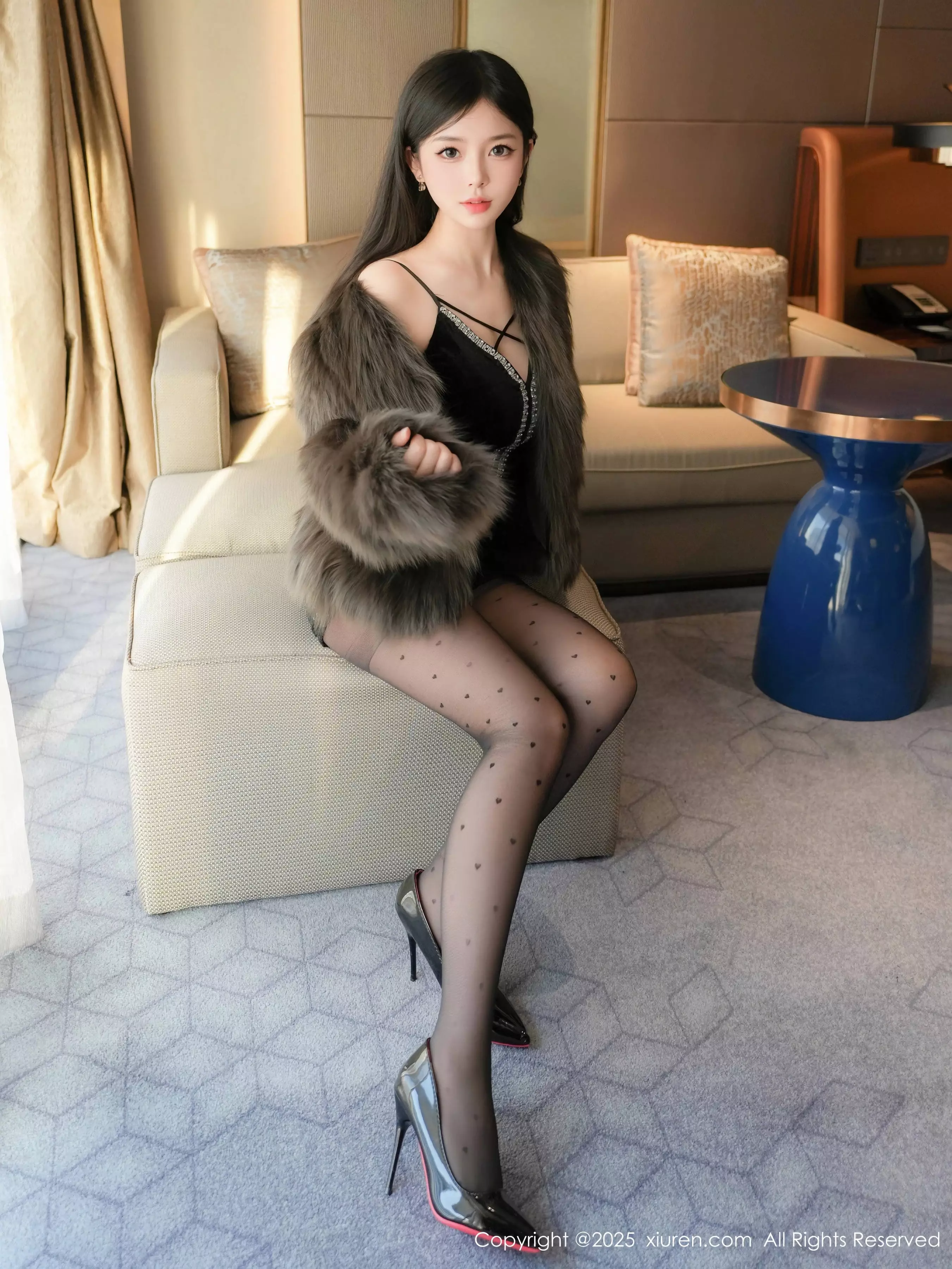   [XiuRen]高清写真图 2025.03.20 No.10045 优酱 黑丝美腿第9张图片