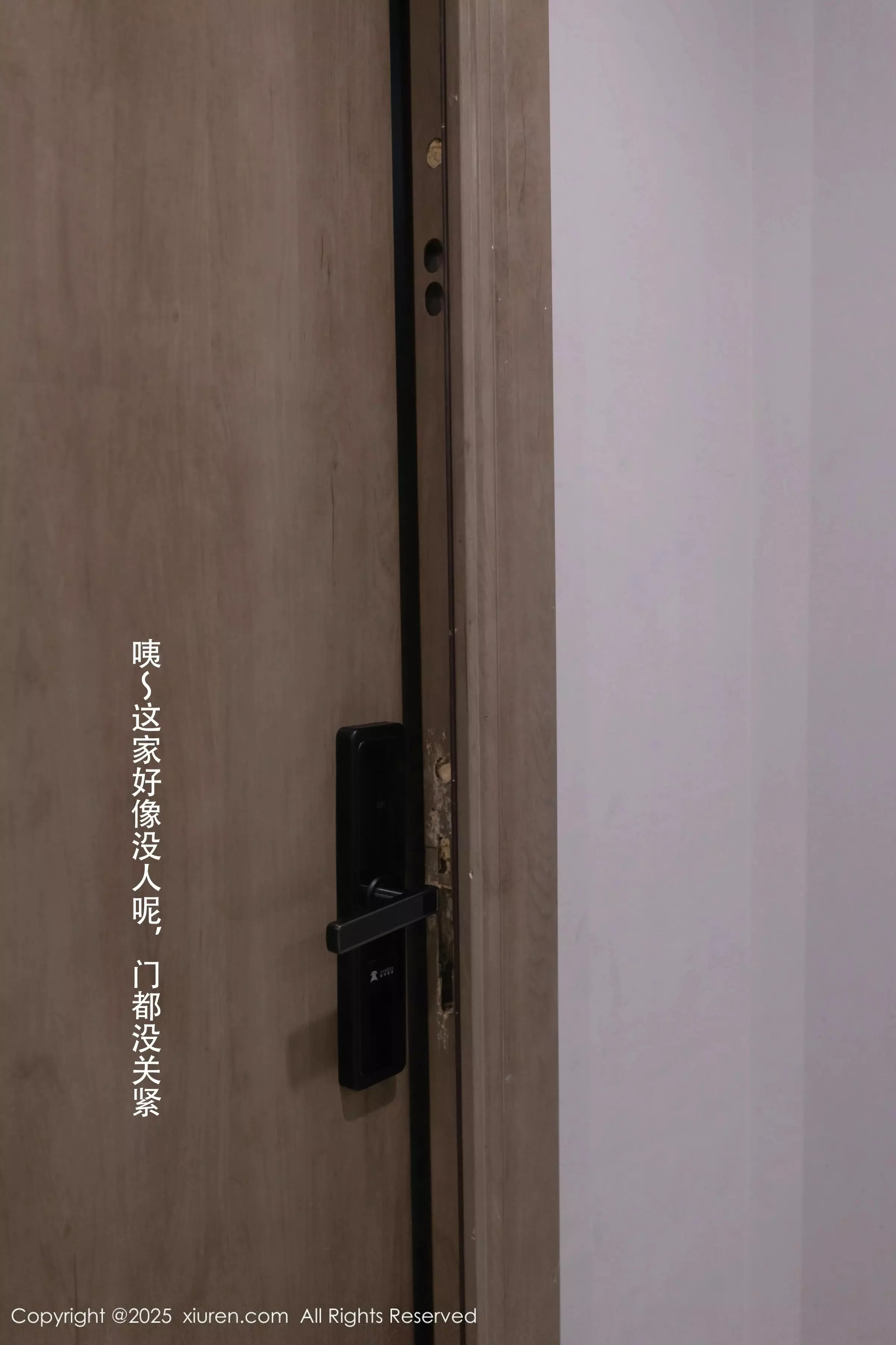   [XiuRen]高清写真图 2025.03.19 No.10042 杏子Yada 美腿性感第2张图片