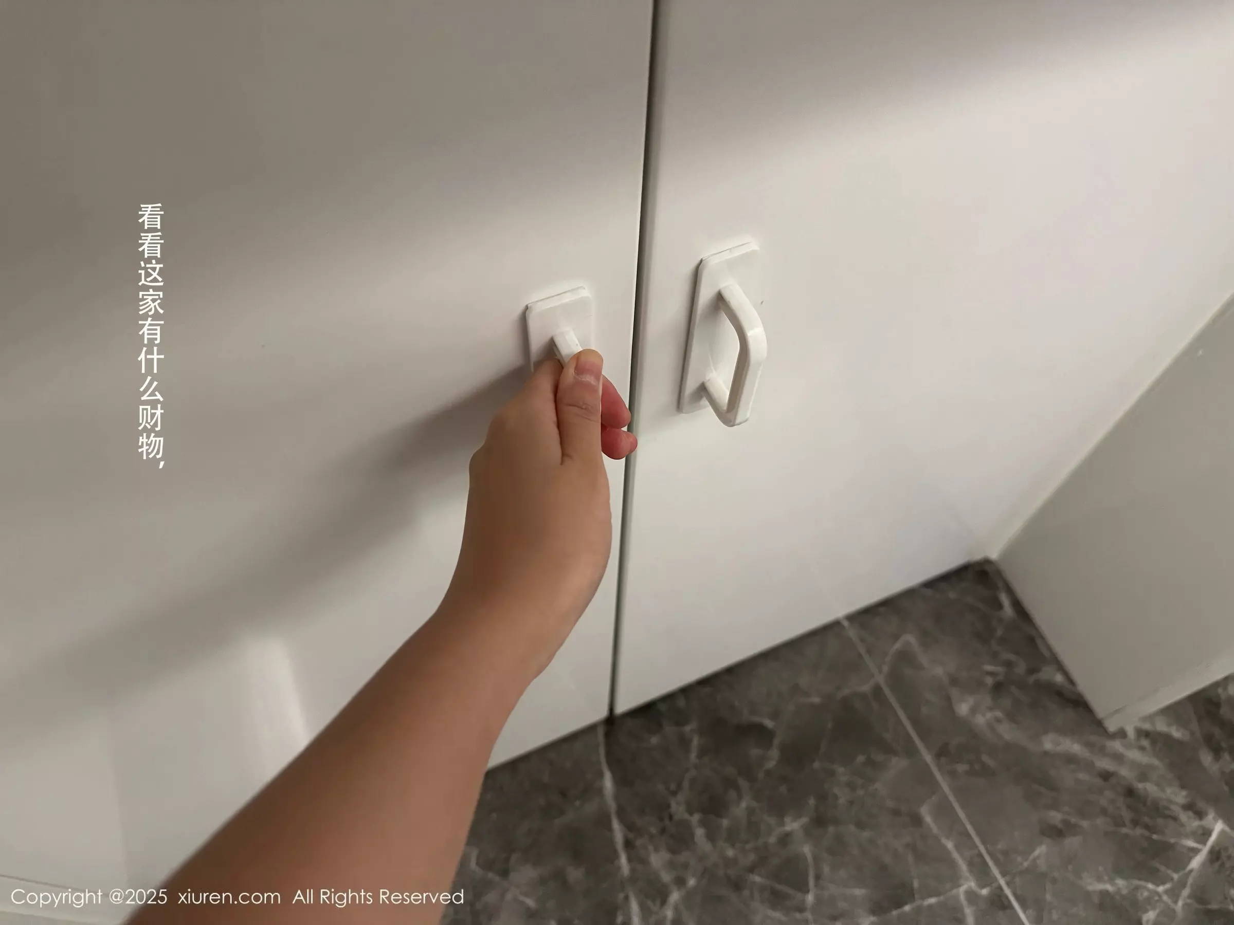   [XiuRen]高清写真图 2025.03.19 No.10042 杏子Yada 美腿性感第4张图片