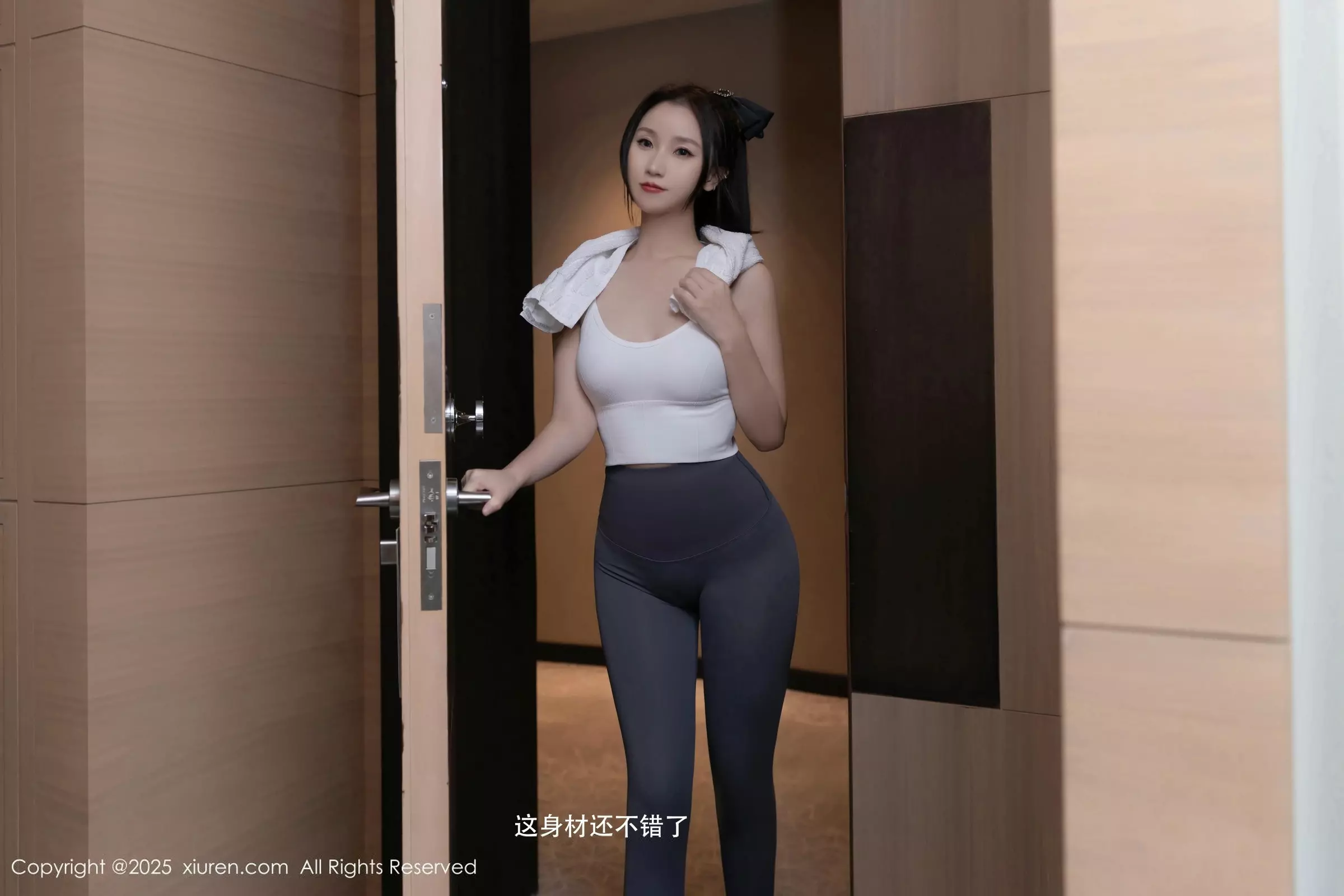   [XiuRen]高清写真图 2025.03.19 No.10042 杏子Yada 美腿性感第9张图片