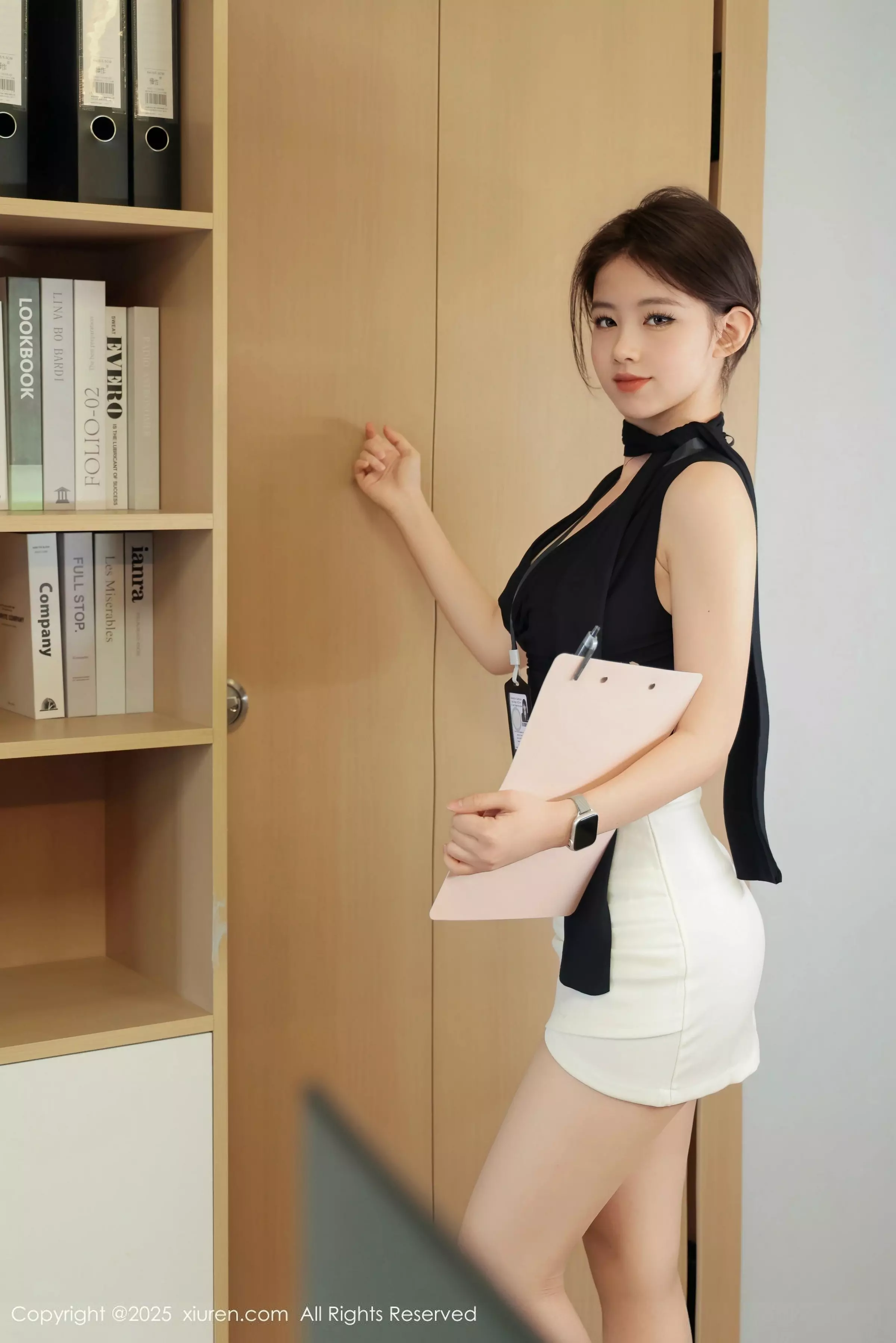   [XiuRen]高清写真图 2025.03.21 No.10052 小橘子orange 黑白职业装第9张图片