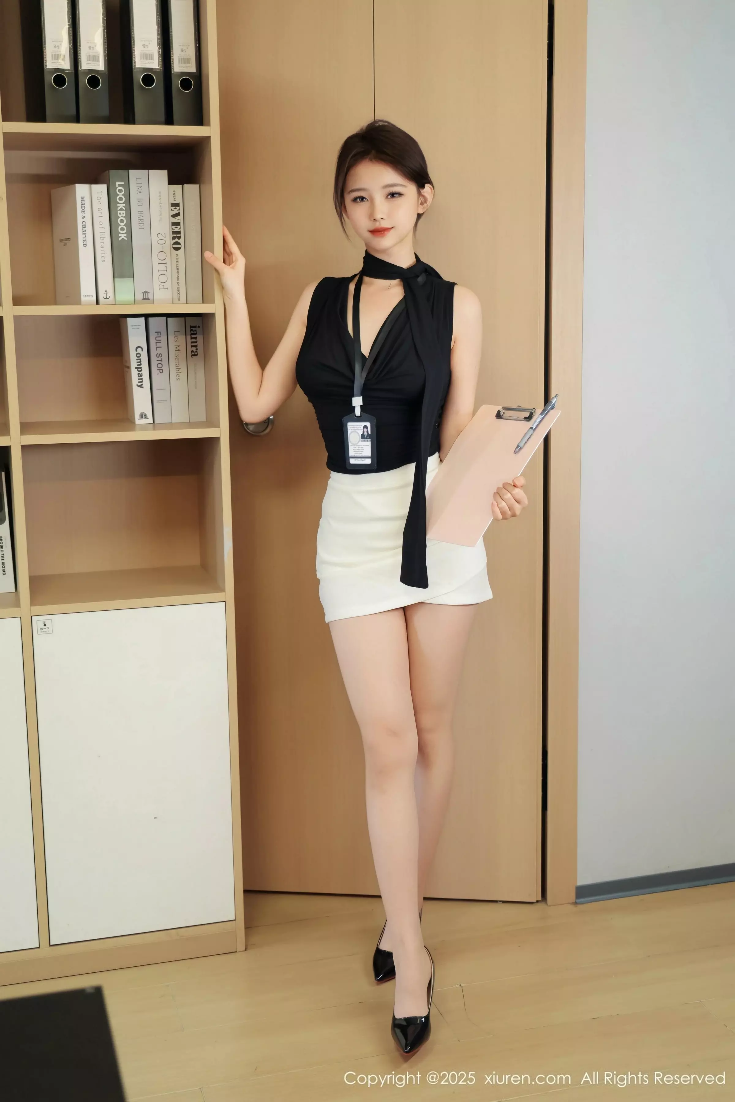   [XiuRen]高清写真图 2025.03.21 No.10052 小橘子orange 黑白职业装第10张图片