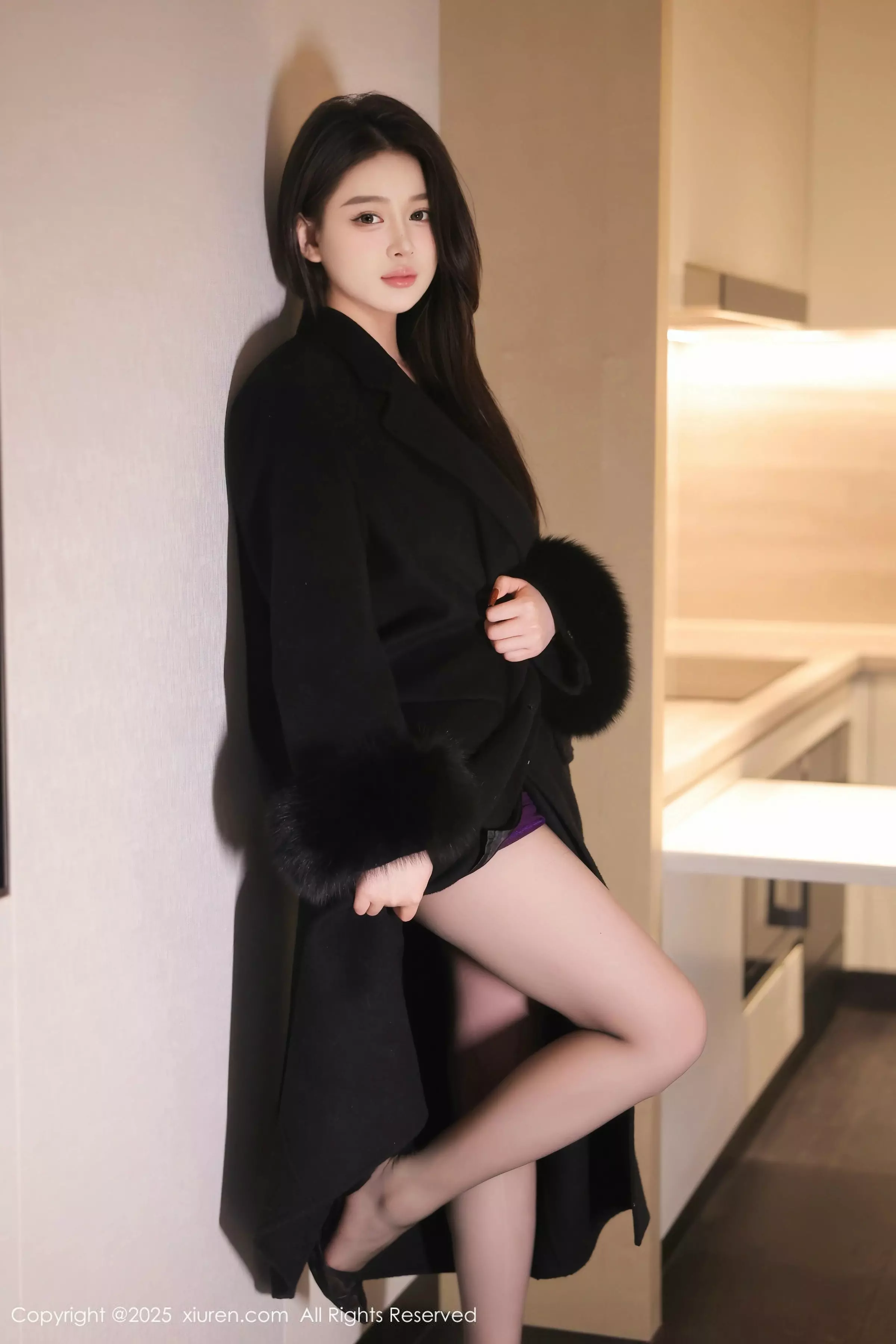   [XiuRen]高清写真图 2025.03.21 No.10050 温妮 黑丝美臀第3张图片