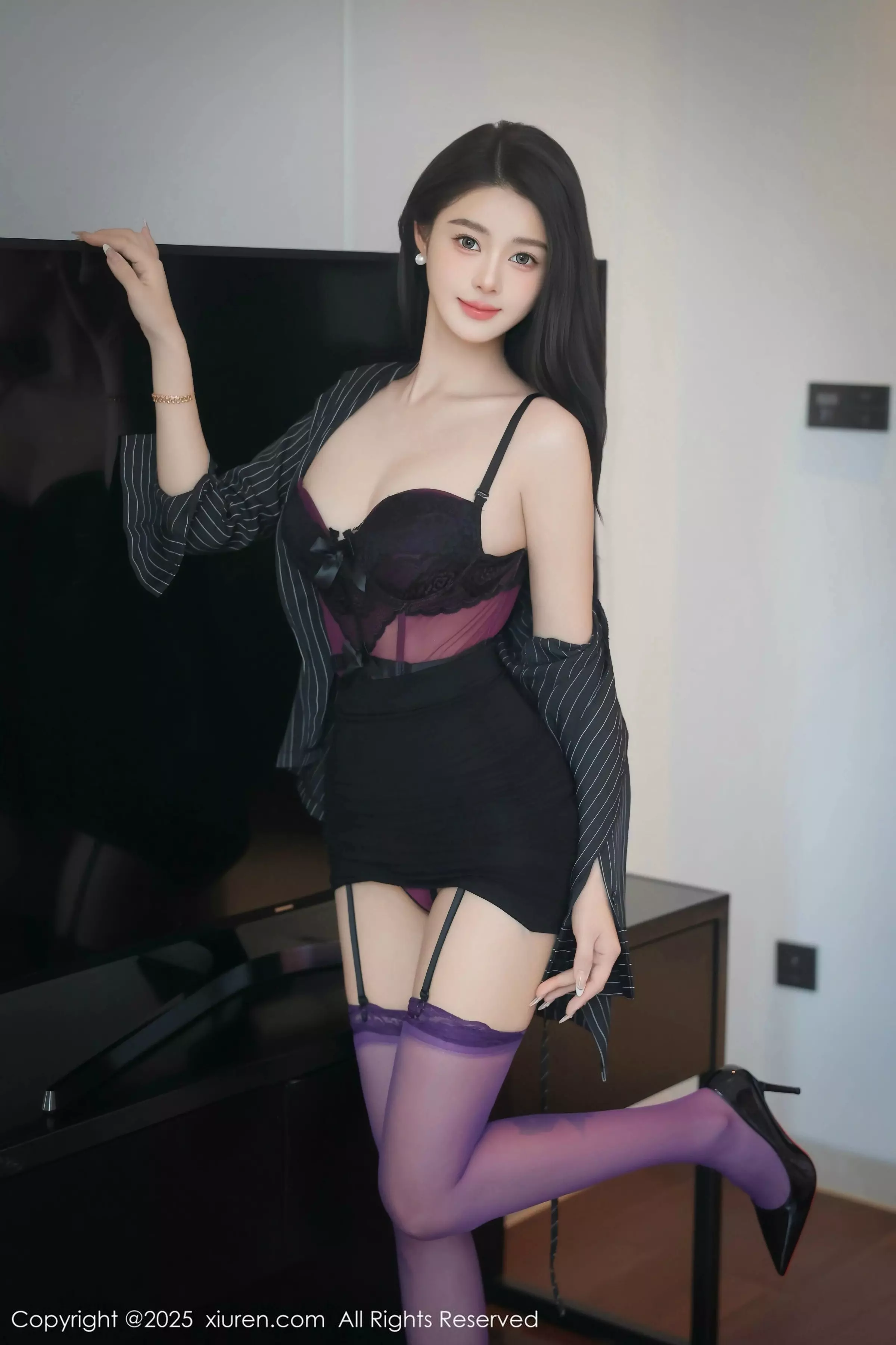   [XiuRen]高清写真图 2025.03.21 No.10053 Candy糖糖 紫色丝袜第5张图片