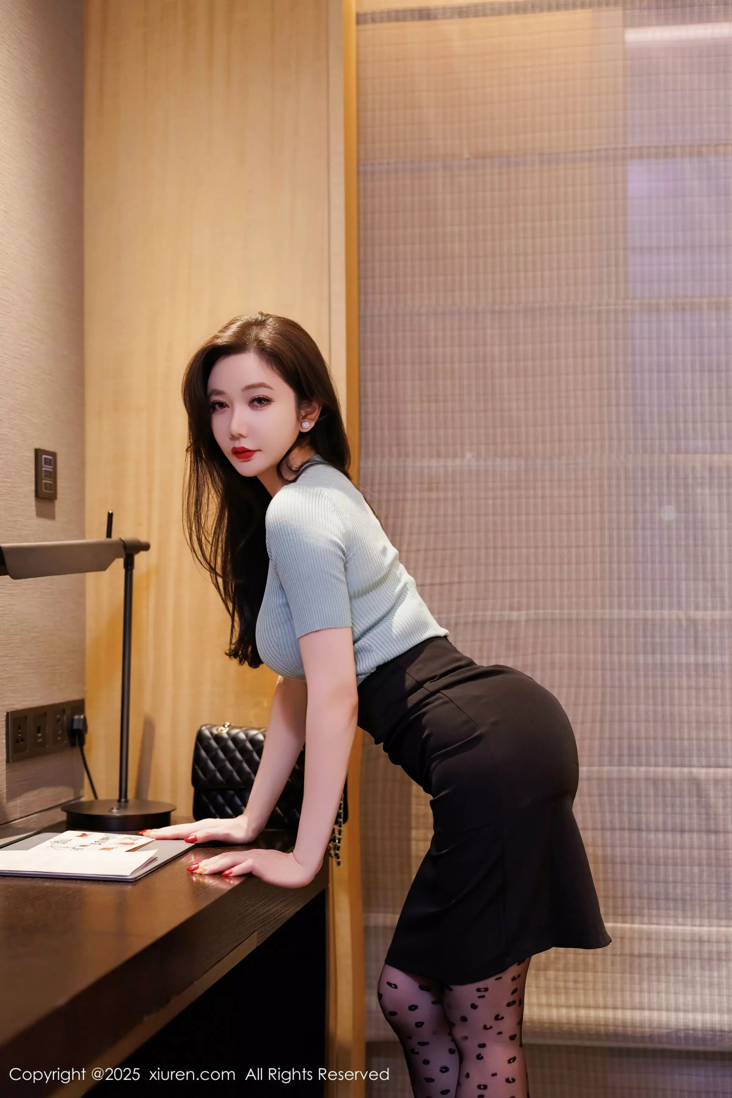   [XiuRen]高清写真图 2025.03.24 No.10060 心妍小公主 蓝色T恤第5张图片