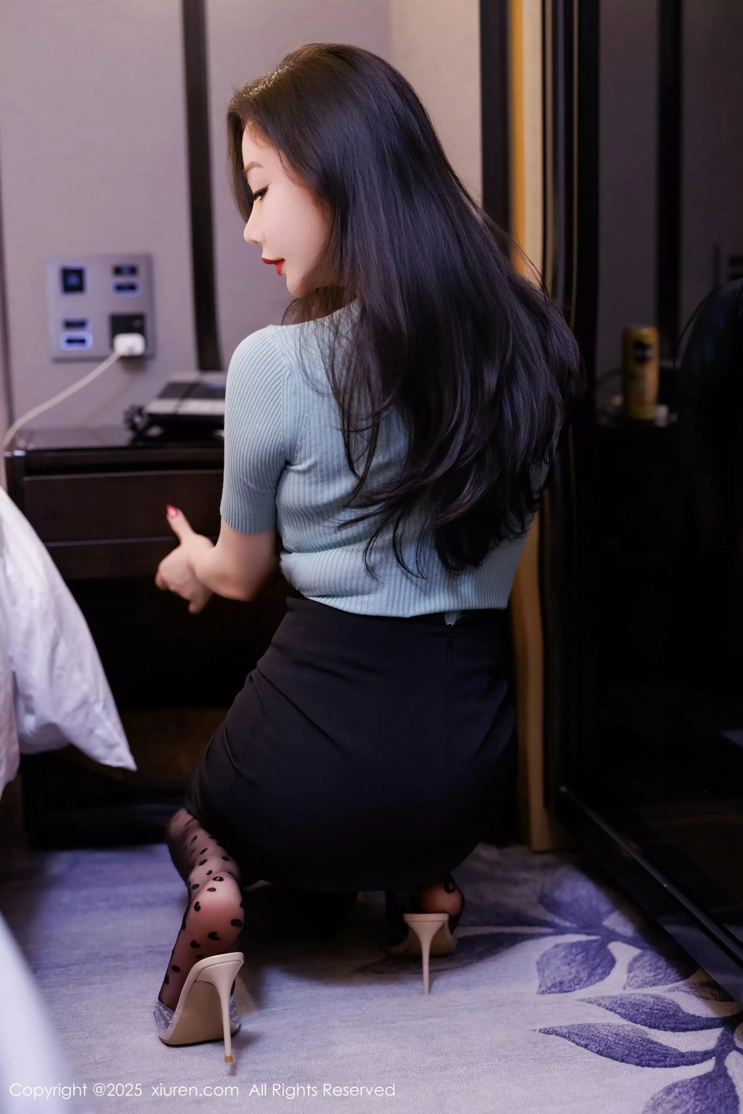   [XiuRen]高清写真图 2025.03.24 No.10060 心妍小公主 蓝色T恤第6张图片