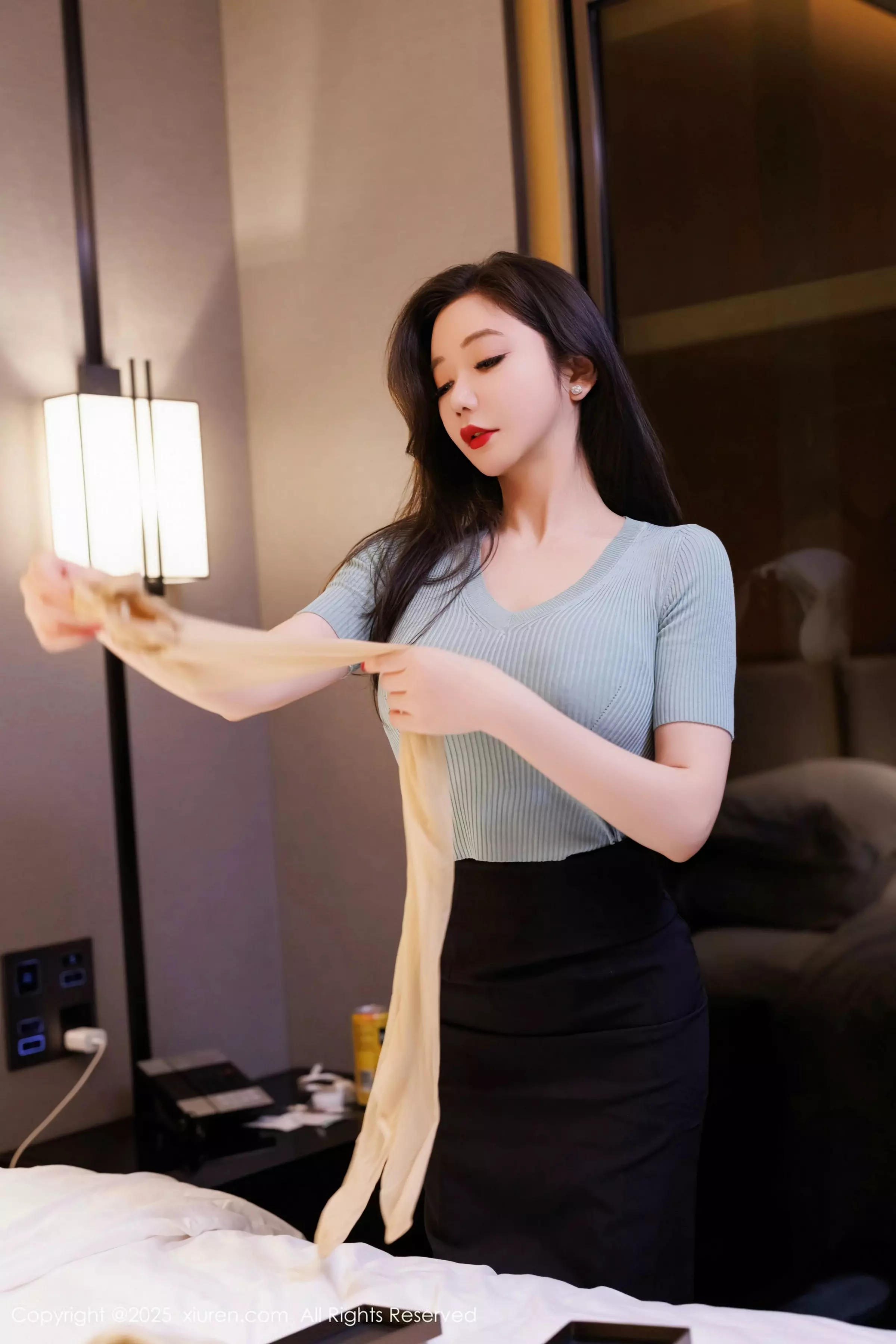   [XiuRen]高清写真图 2025.03.24 No.10060 心妍小公主 蓝色T恤第7张图片