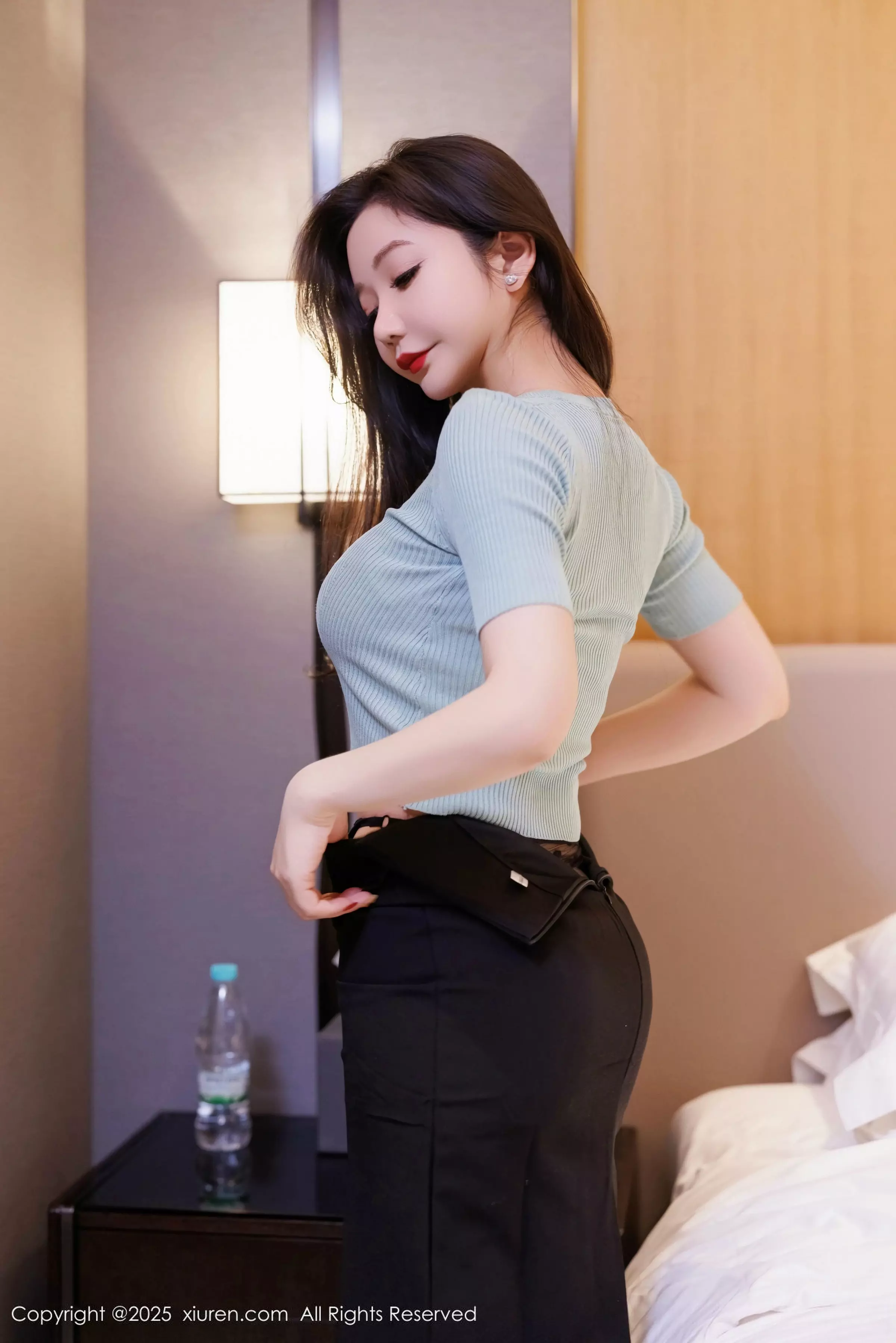   [XiuRen]高清写真图 2025.03.24 No.10060 心妍小公主 蓝色T恤第10张图片