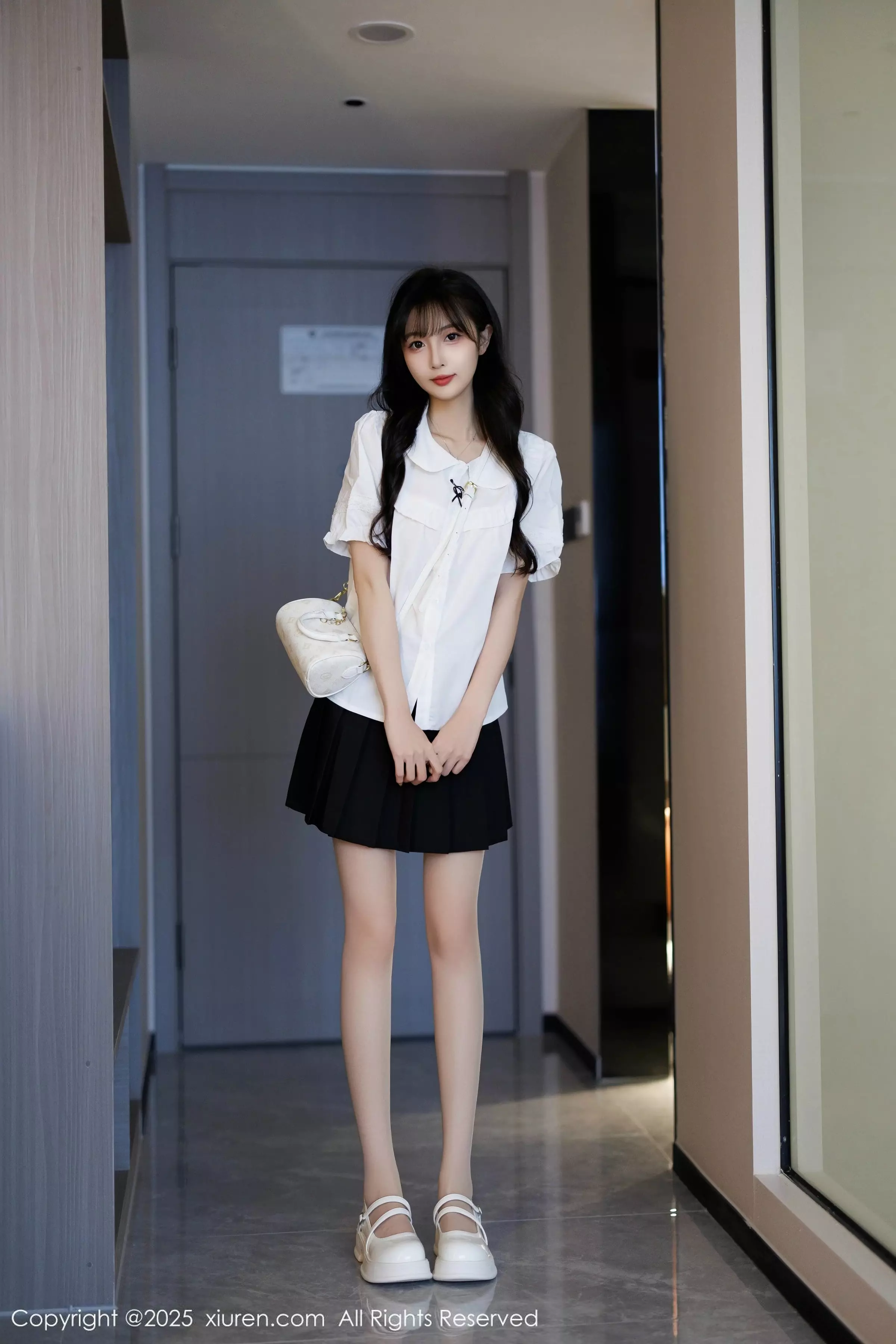   [XiuRen]高清写真图 2025.03.25 No.10067 樱桃小阑子 西安旅拍第2张图片