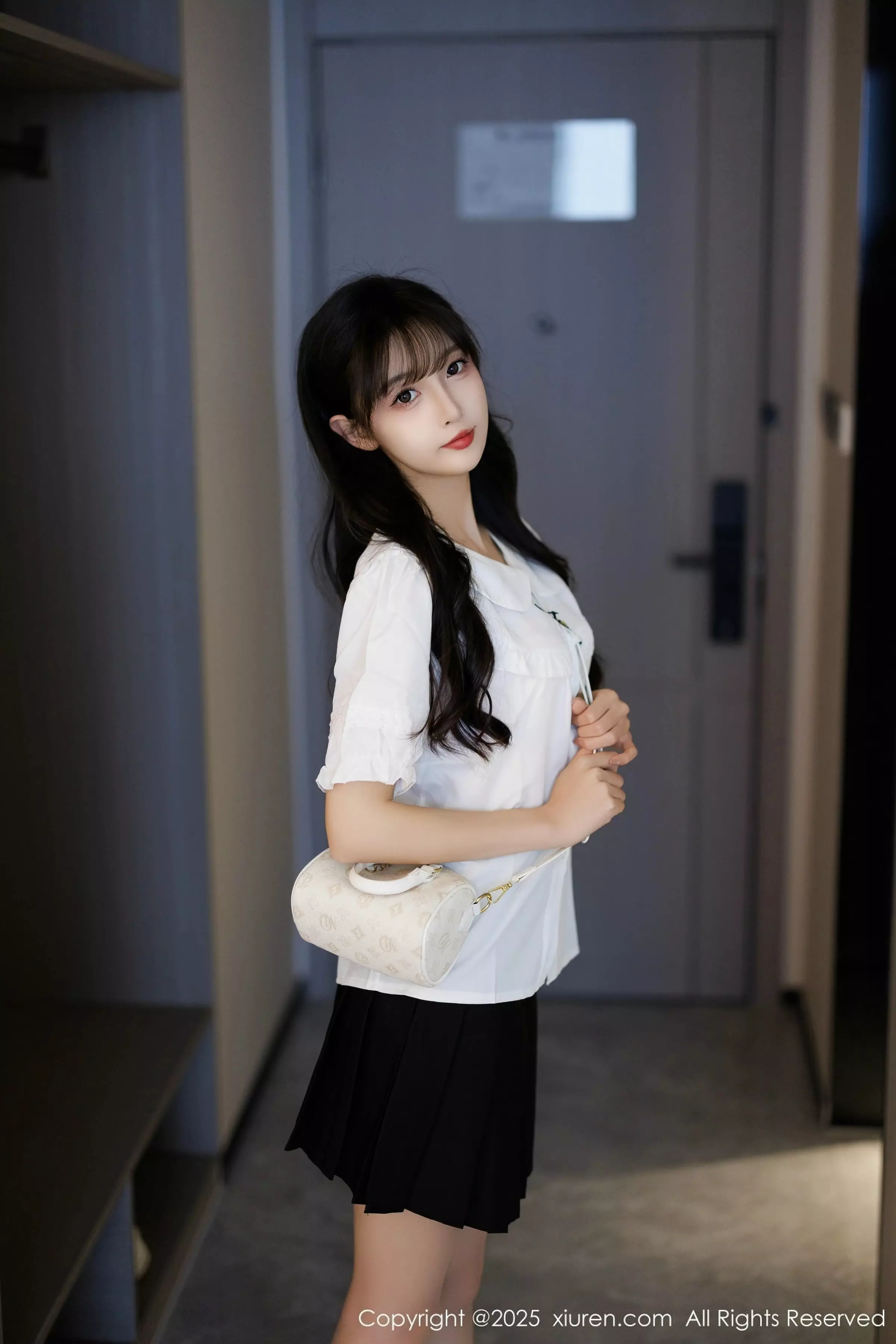   [XiuRen]高清写真图 2025.03.25 No.10067 樱桃小阑子 西安旅拍第3张图片