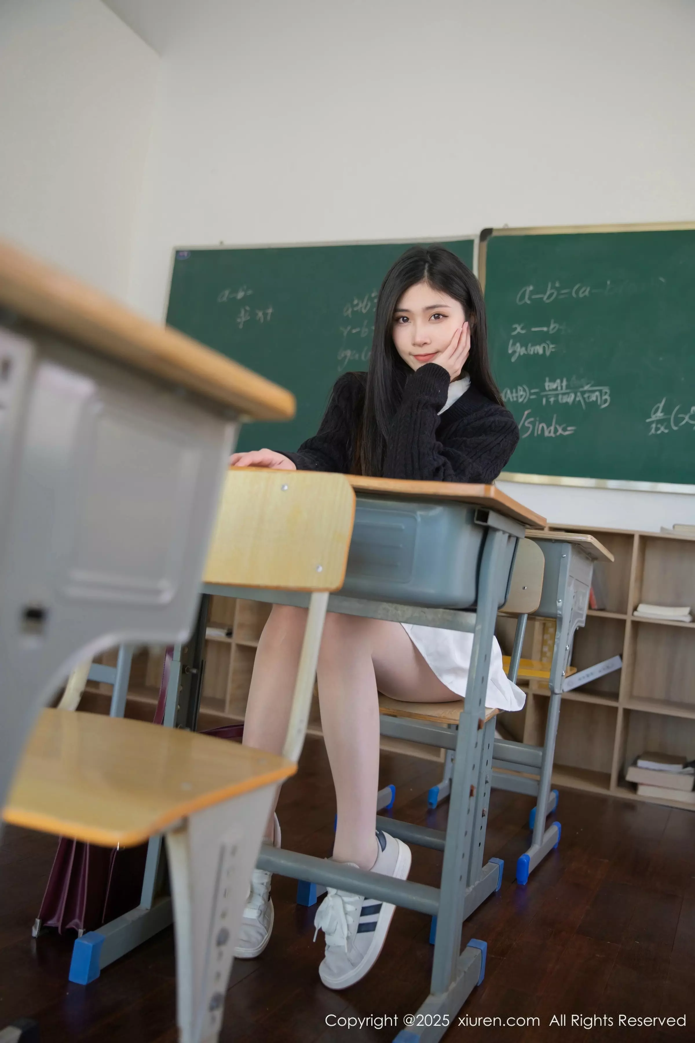   [XiuRen]高清写真图 2025.03.27 No.10078 刘婷婷 白色丝袜第4张图片