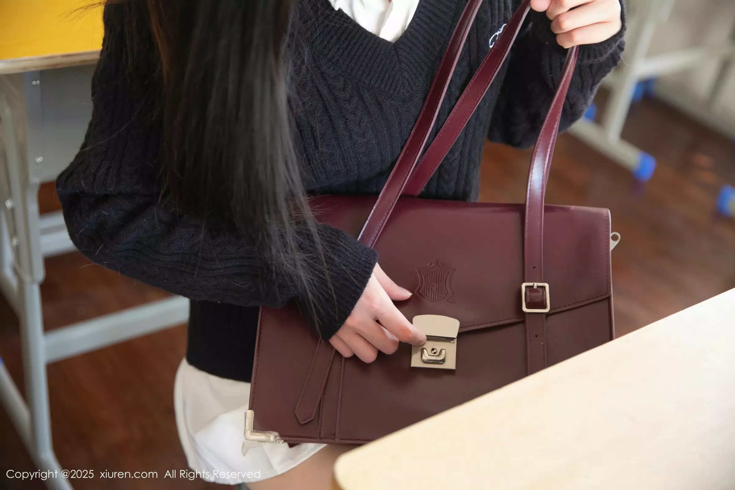   [XiuRen]高清写真图 2025.03.27 No.10078 刘婷婷 白色丝袜第9张图片