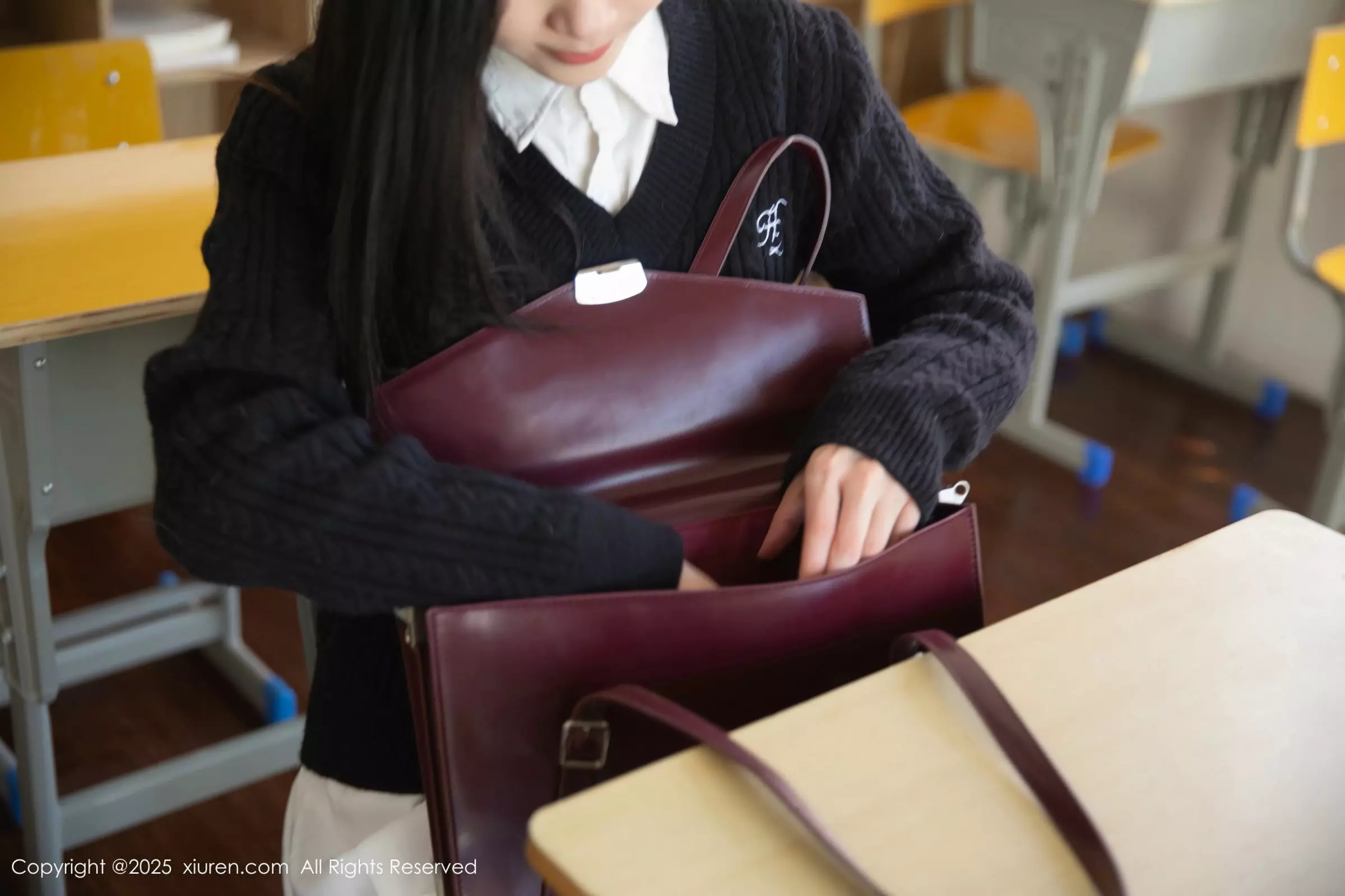   [XiuRen]高清写真图 2025.03.27 No.10078 刘婷婷 白色丝袜第10张图片