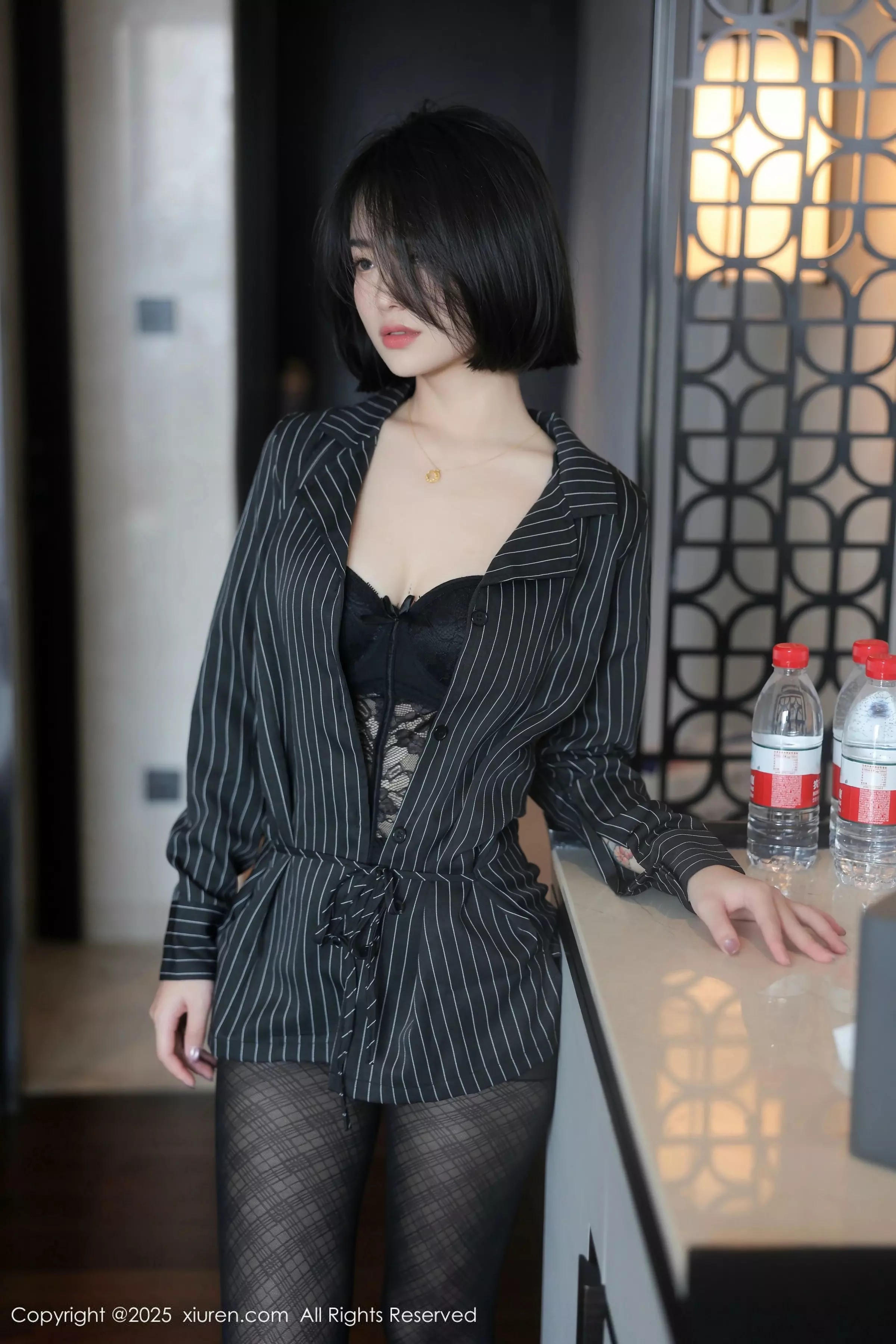 [XiuRen]高清写真图 2025.03.27 No.10076 汐子 魅惑黑丝-套图网