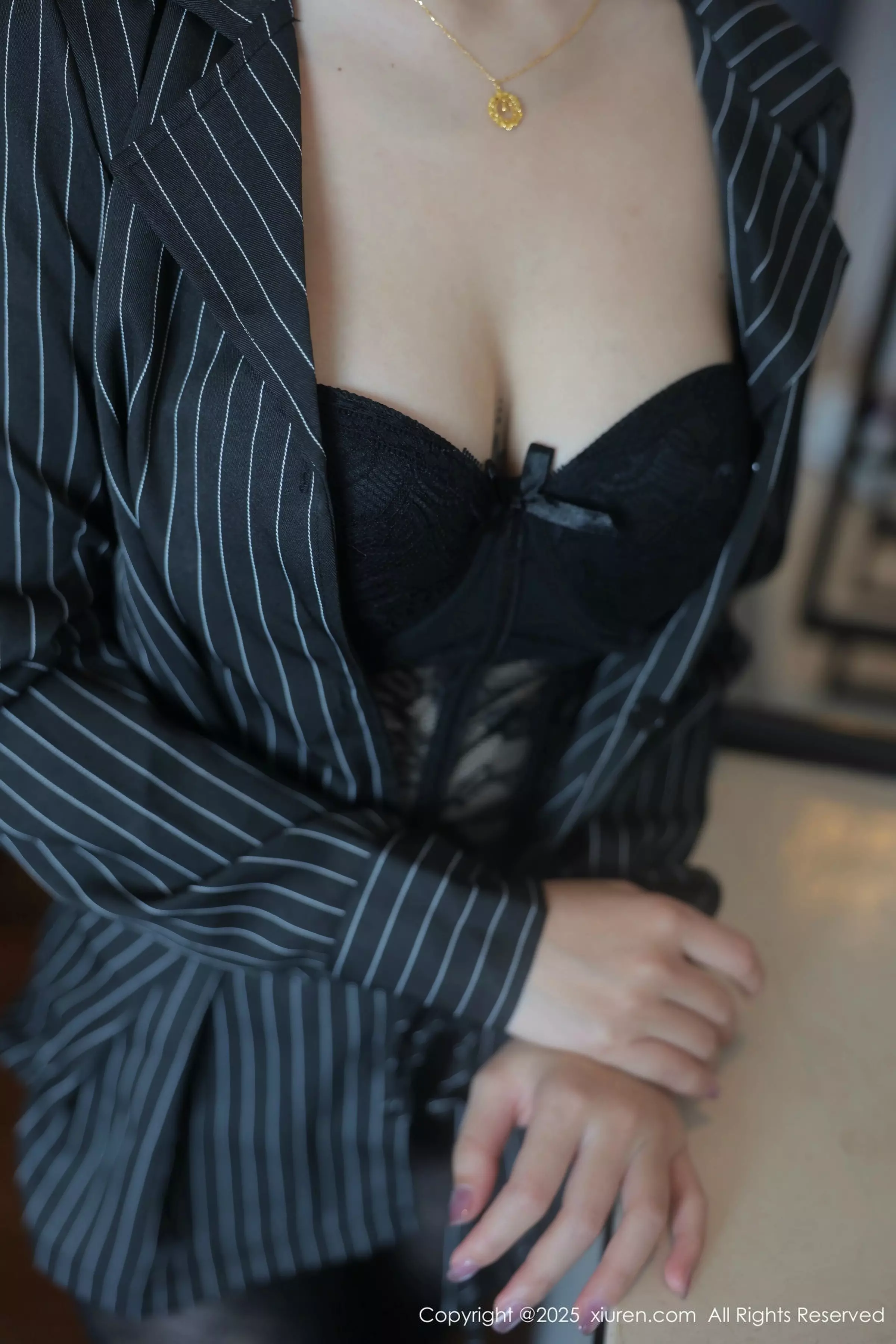   [XiuRen]高清写真图 2025.03.27 No.10076 汐子 魅惑黑丝第4张图片