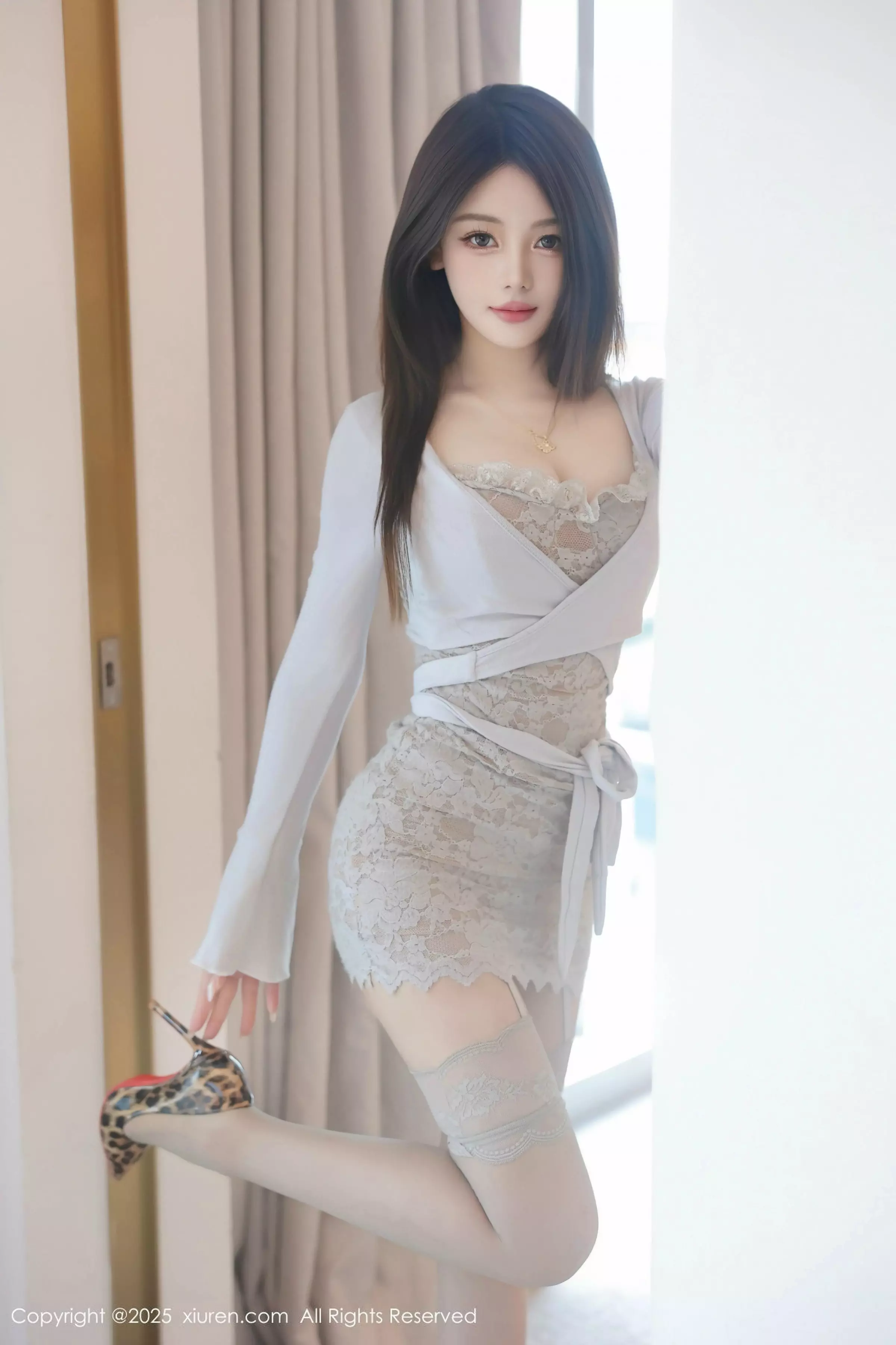   [XiuRen]高清写真图 2025.03.28 No.10083 爱酱里 连衣短裙第7张图片