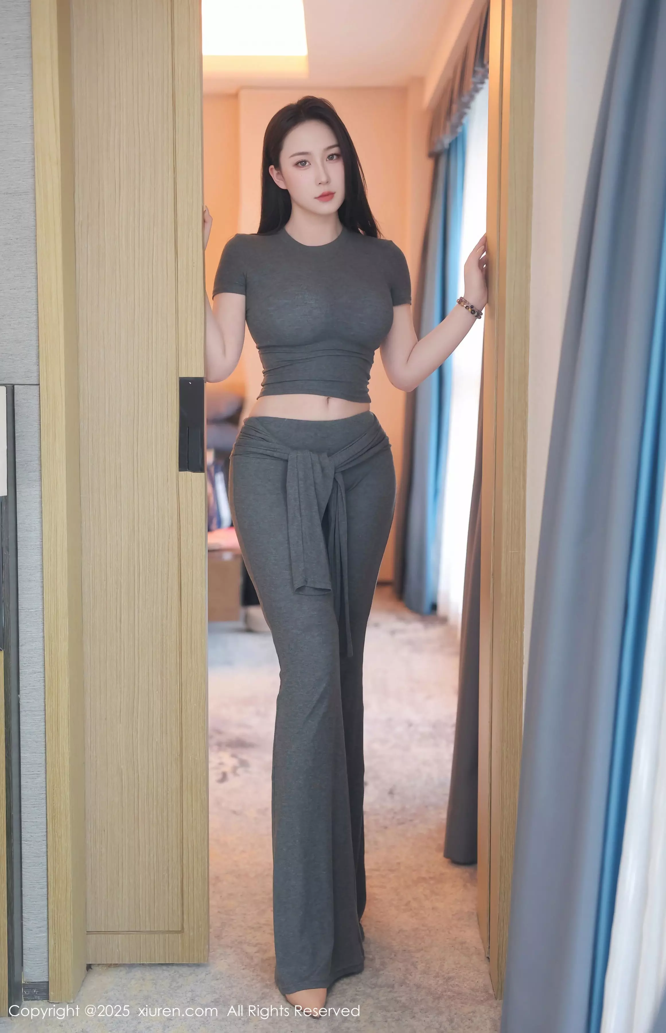   [XiuRen]高清写真图 2025.03.31 No.10092 林昔予yorki 灰色瑜伽服第3张图片