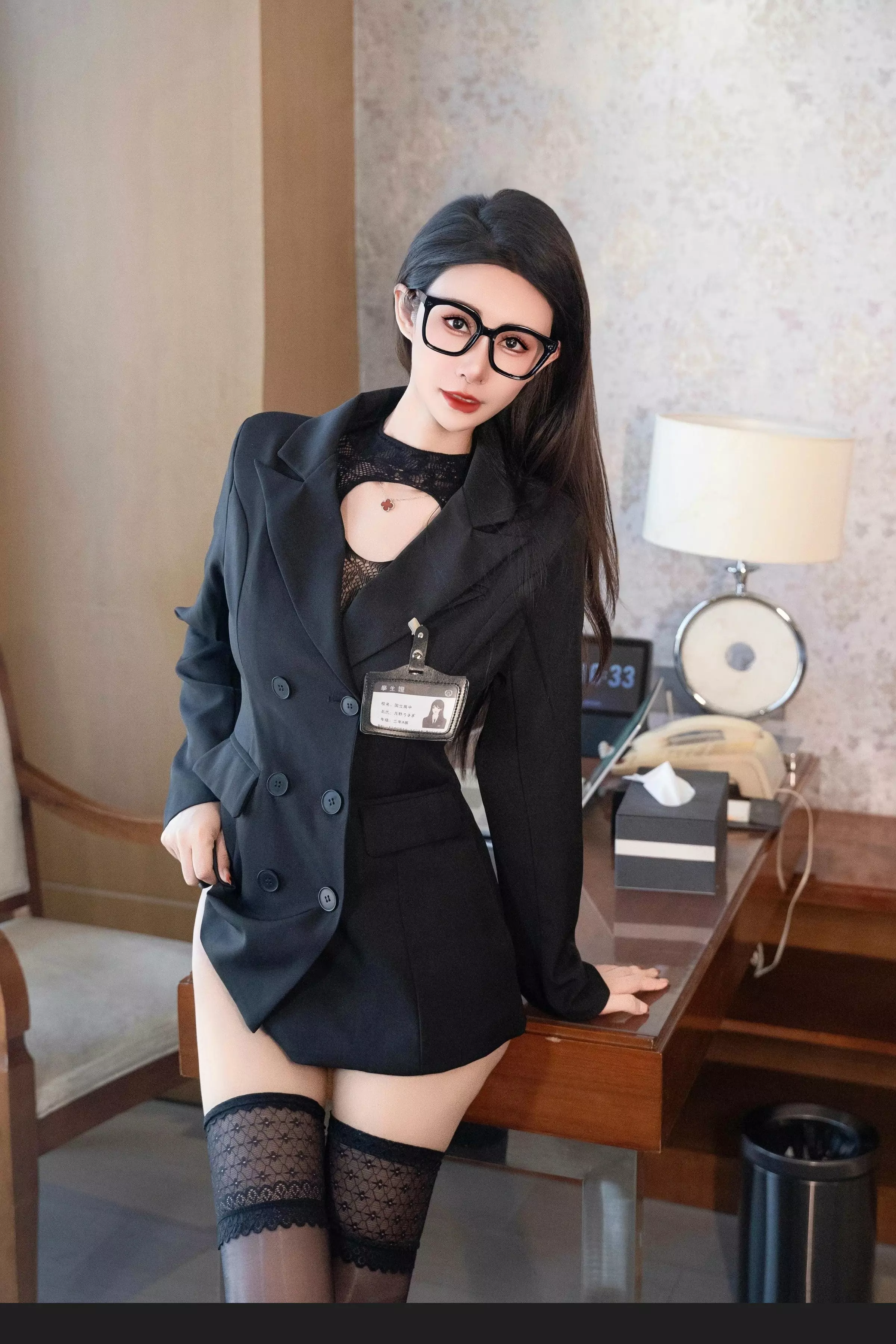   [XiuRen]高清写真图 2025.04.01 No.10095 艺艺yiyi 秘书服务第10张图片