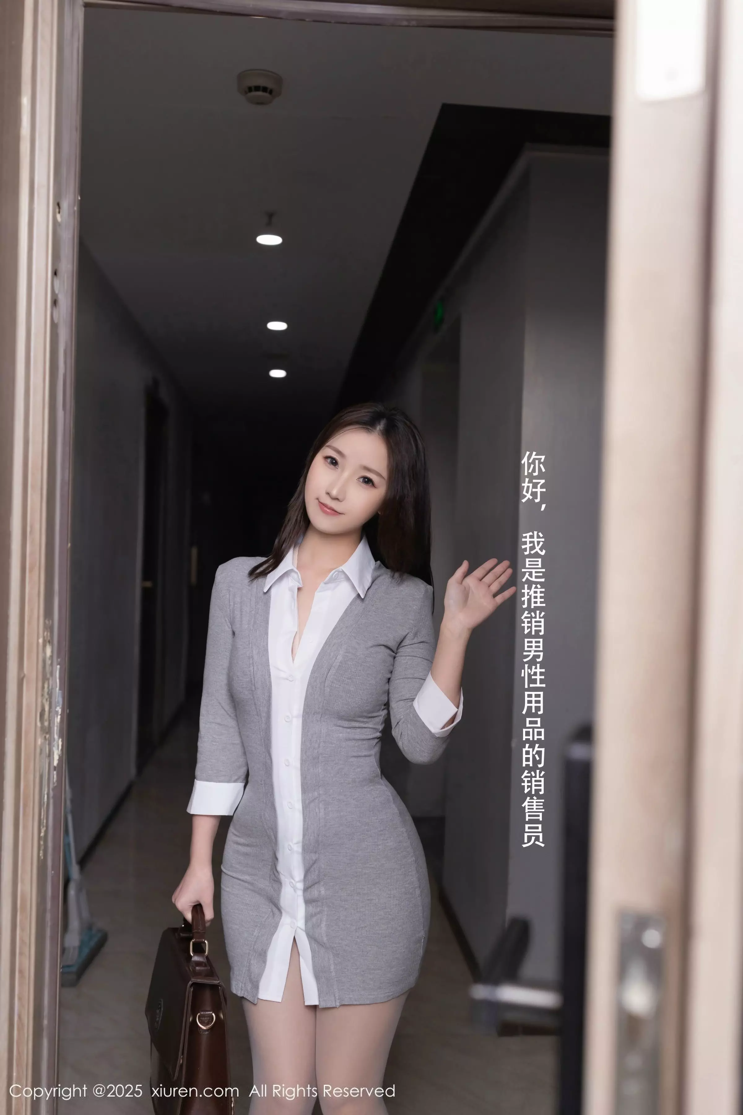   [XiuRen]高清写真图 2025.04.02 No.10105 杏子Yada 灰色连衣短第3张图片