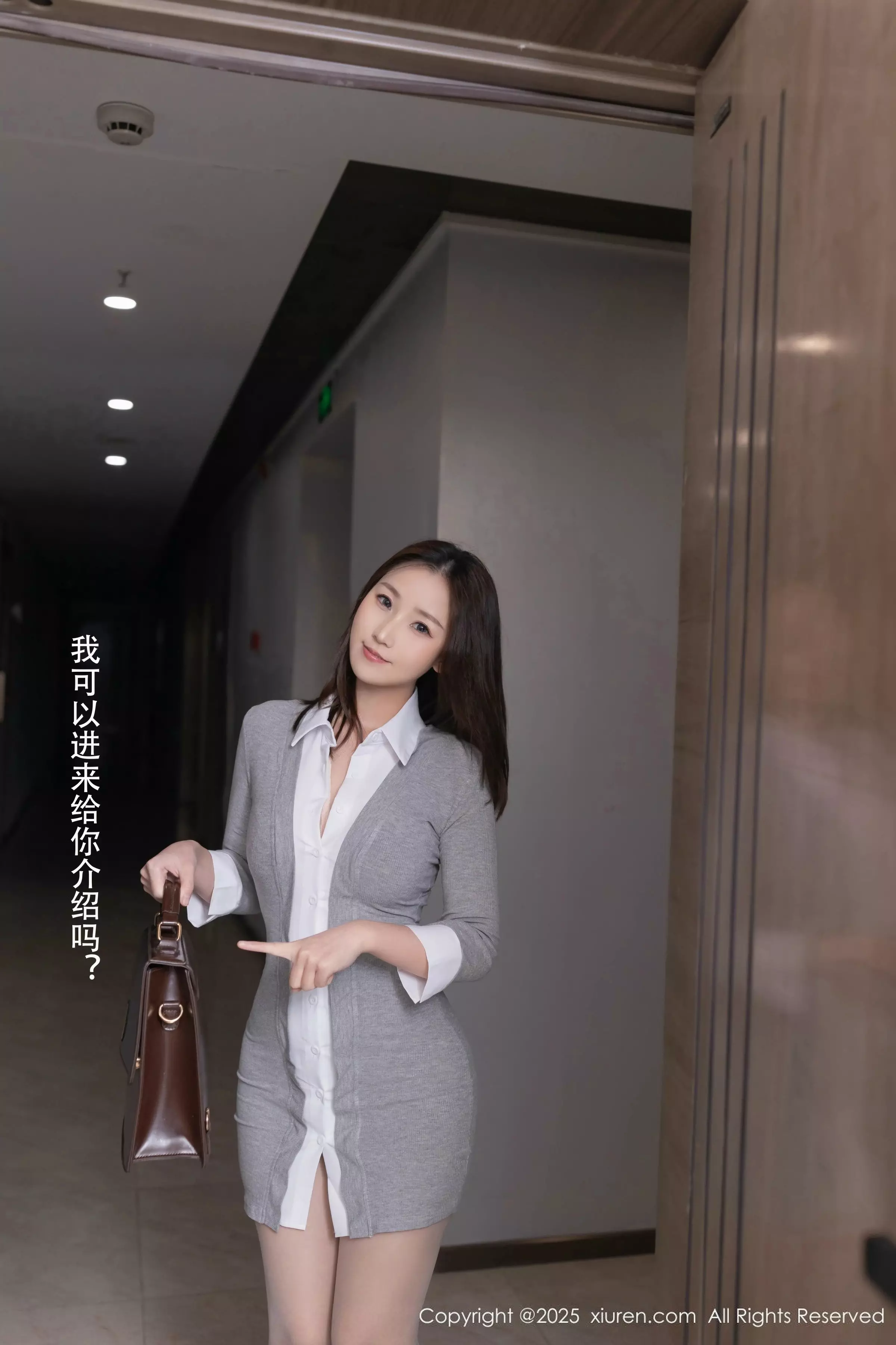   [XiuRen]高清写真图 2025.04.02 No.10105 杏子Yada 灰色连衣短第4张图片