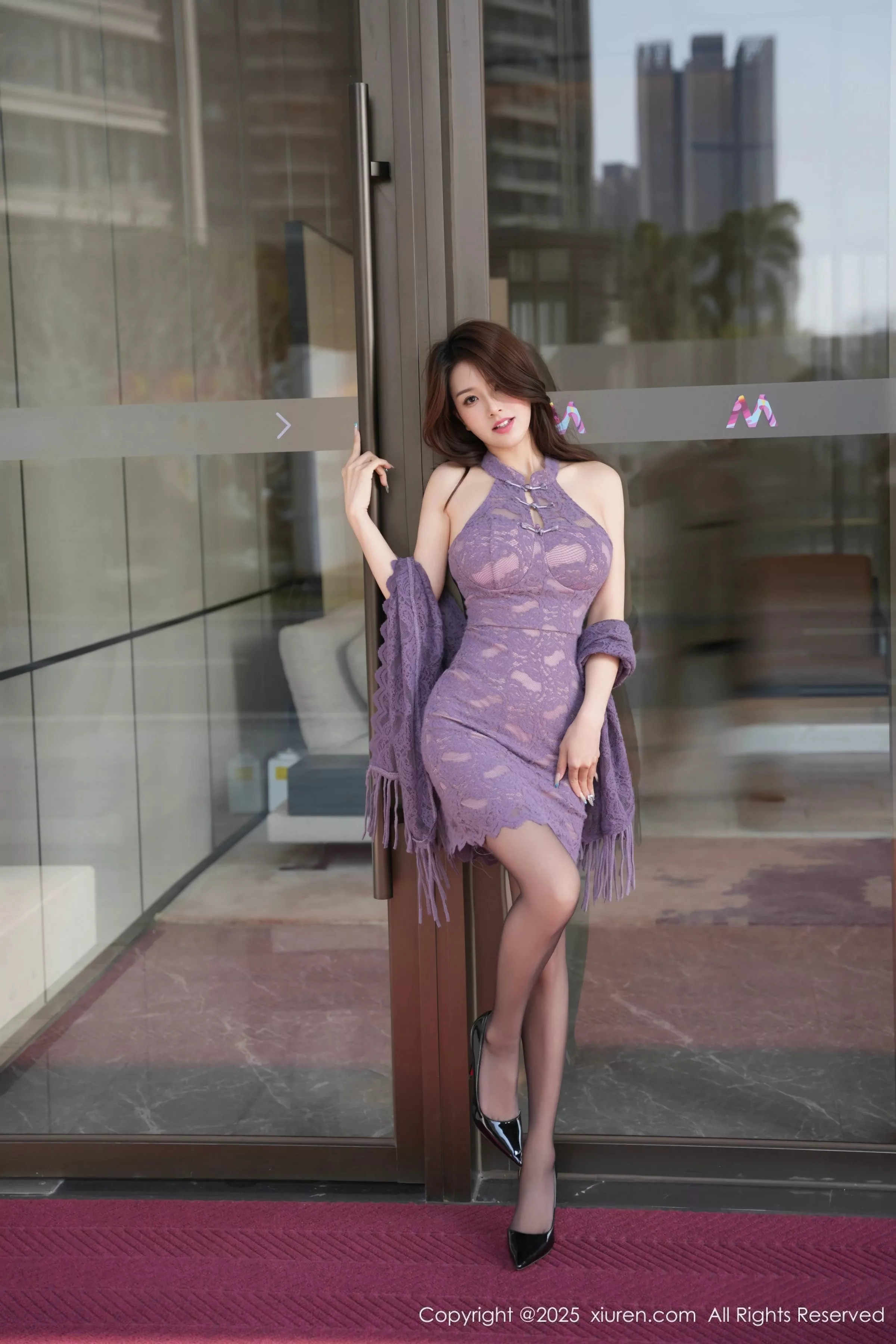   [XiuRen]高清写真图 2025.04.03 No.10111 Well11 紫色旗袍第7张图片