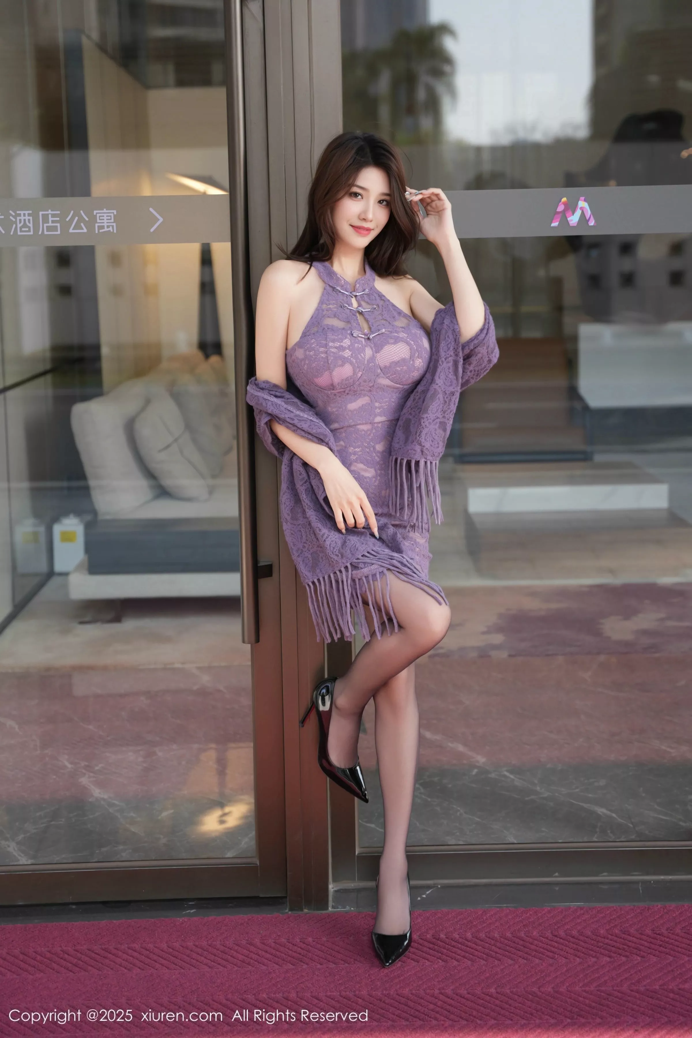   [XiuRen]高清写真图 2025.04.03 No.10111 Well11 紫色旗袍第9张图片