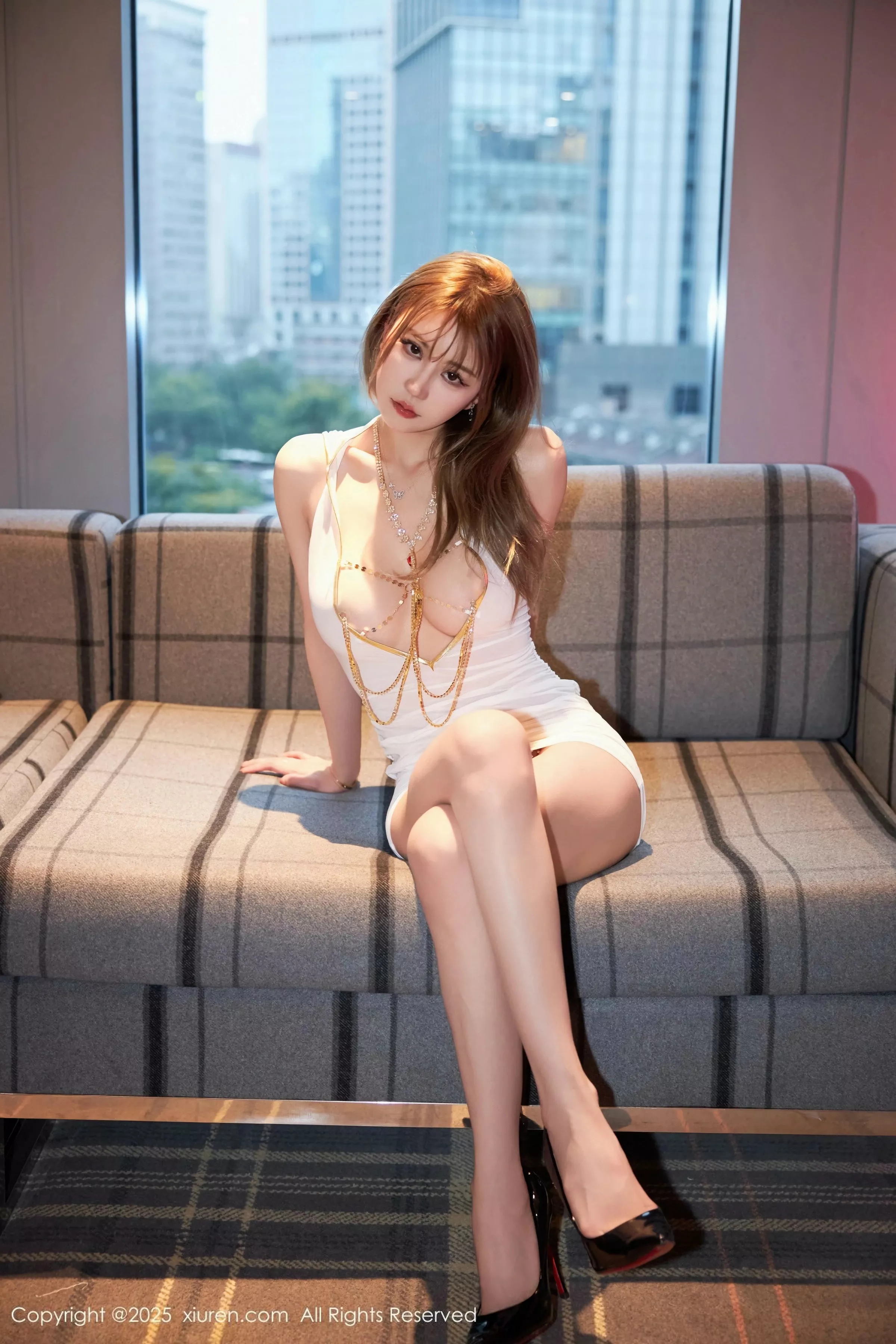   [XiuRen]高清写真图 2025.04.09 No.10127 Zoe柚柚 若隐若现第4张图片