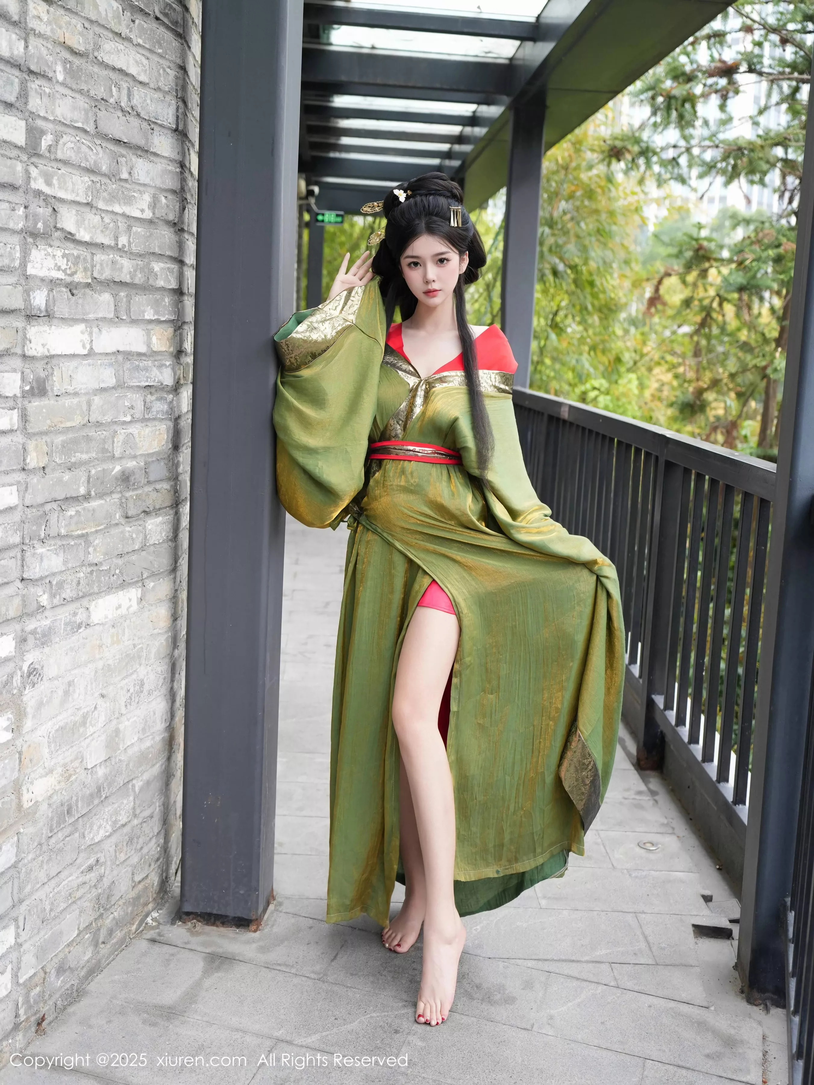   [XiuRen]高清写真图 2025.04.09 No.10126 雪糕CiCi 性感古风第3张图片