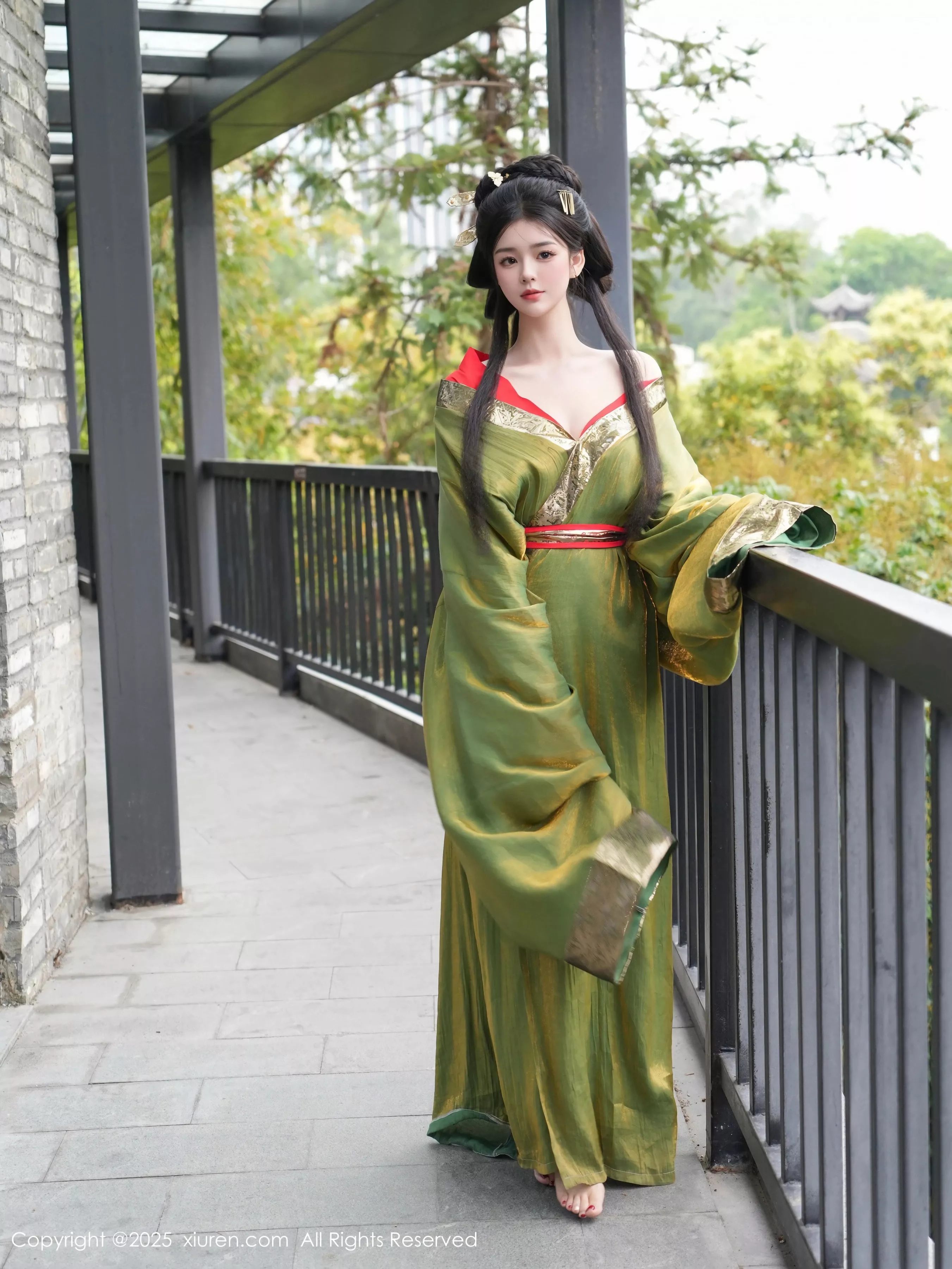   [XiuRen]高清写真图 2025.04.09 No.10126 雪糕CiCi 性感古风第5张图片