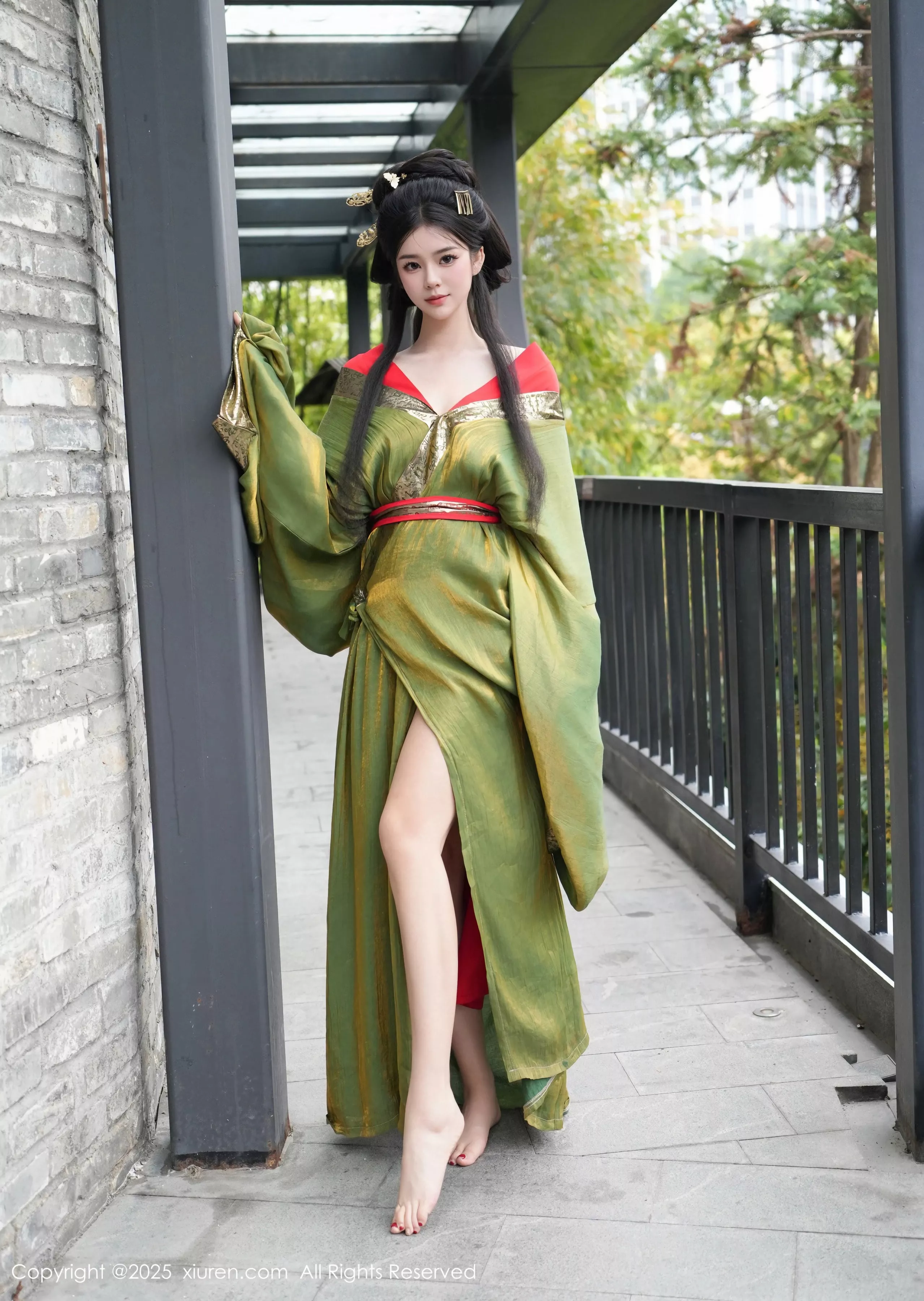   [XiuRen]高清写真图 2025.04.09 No.10126 雪糕CiCi 性感古风第6张图片