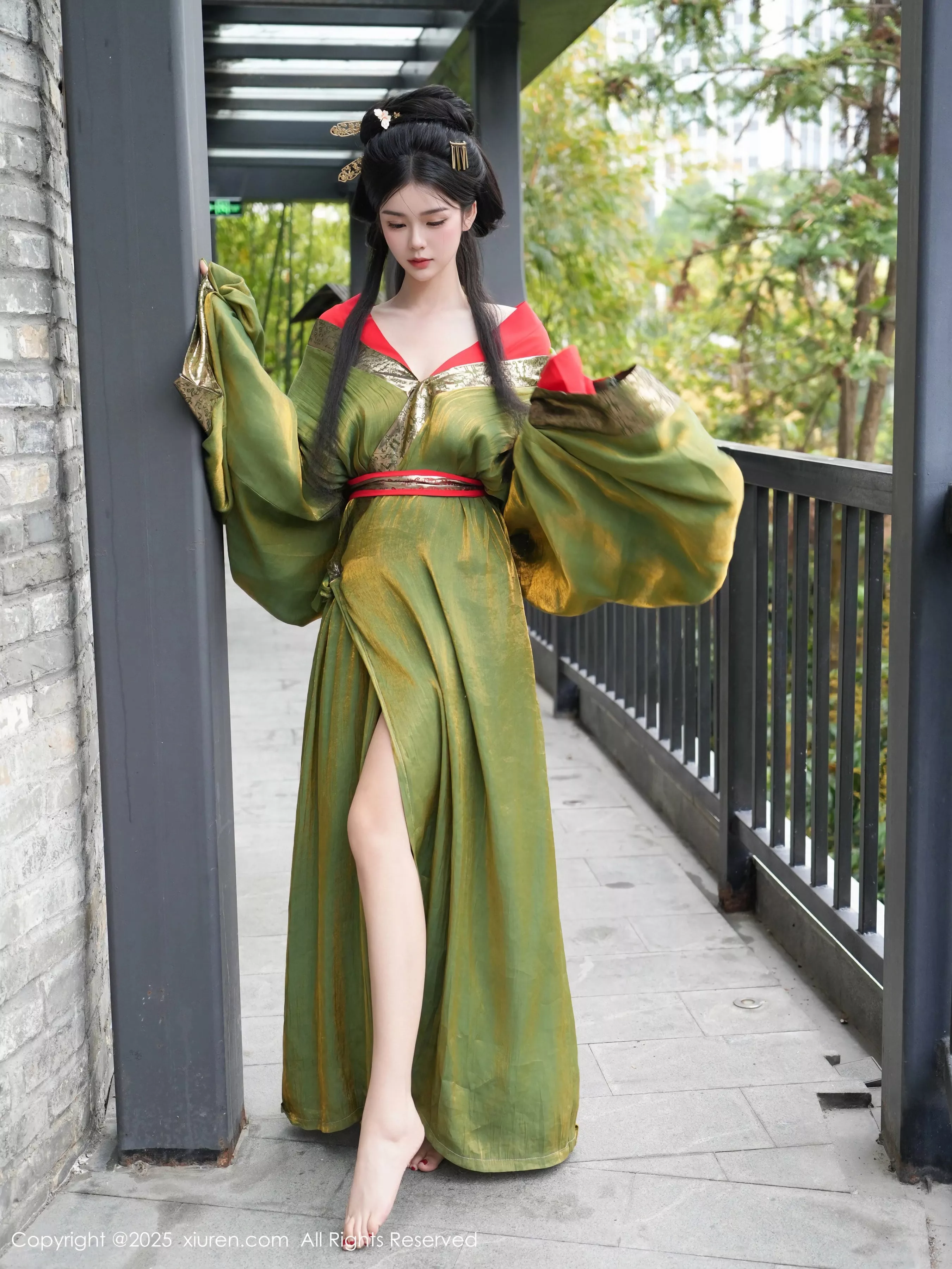   [XiuRen]高清写真图 2025.04.09 No.10126 雪糕CiCi 性感古风第7张图片