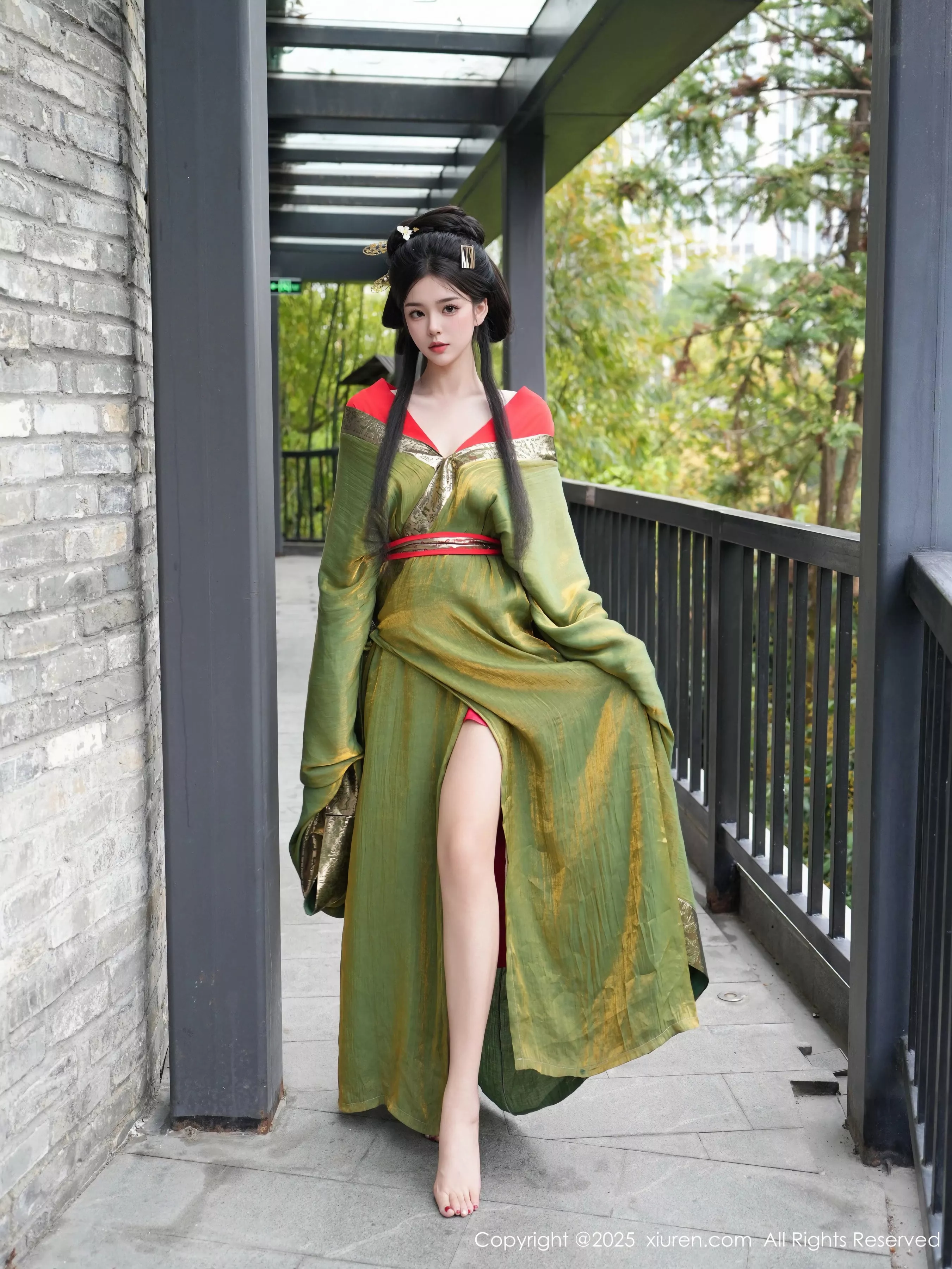   [XiuRen]高清写真图 2025.04.09 No.10126 雪糕CiCi 性感古风第8张图片