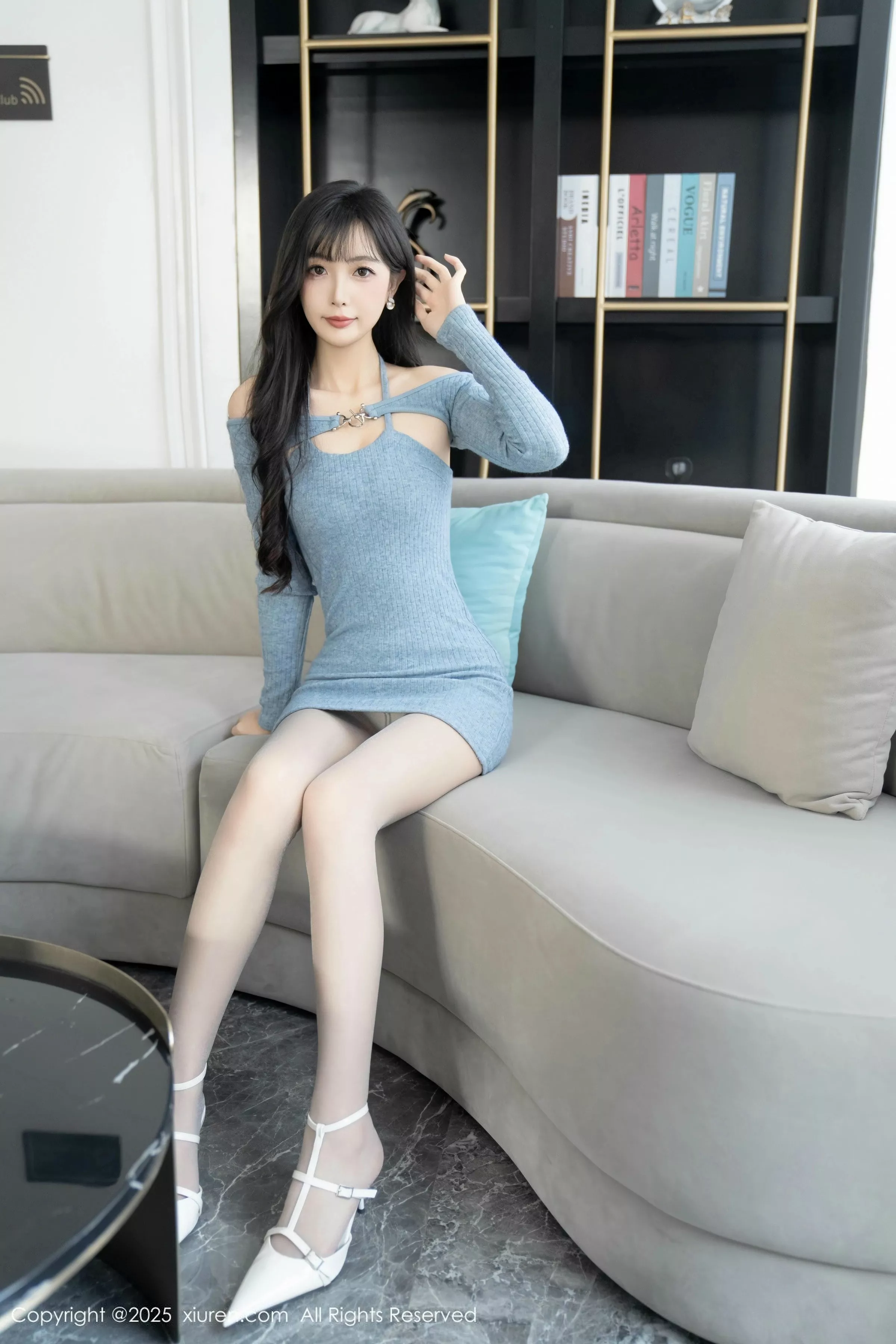   [XiuRen]高清写真图 2025.04.08 No.10124 樱桃小阑子 灰色丝袜第8张图片