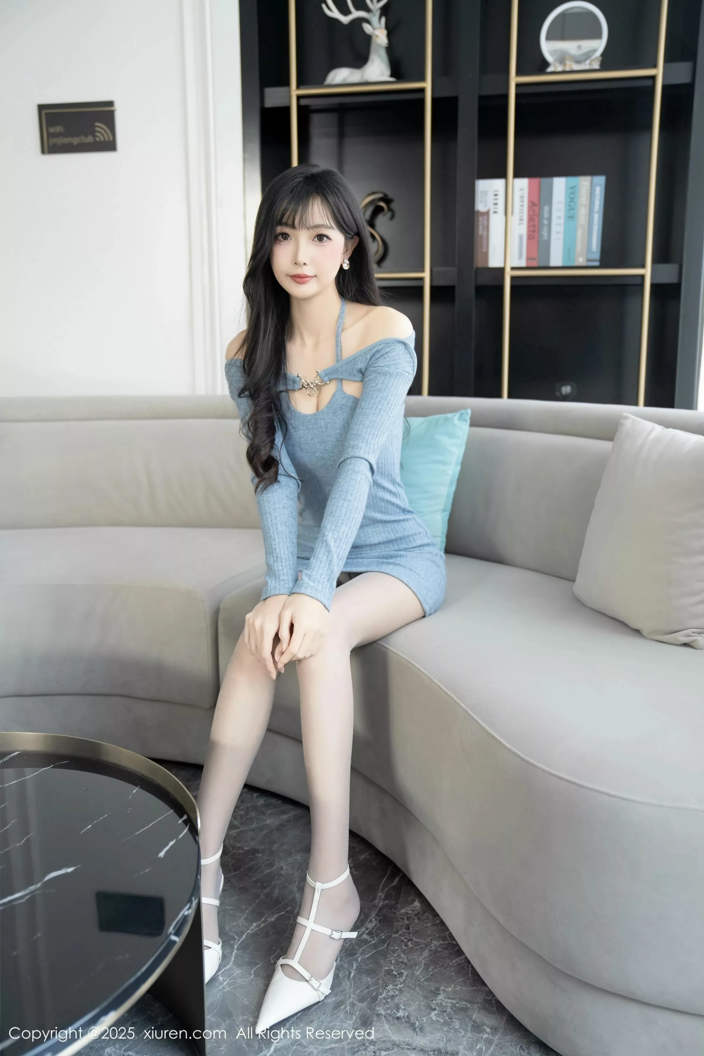   [XiuRen]高清写真图 2025.04.08 No.10124 樱桃小阑子 灰色丝袜第9张图片