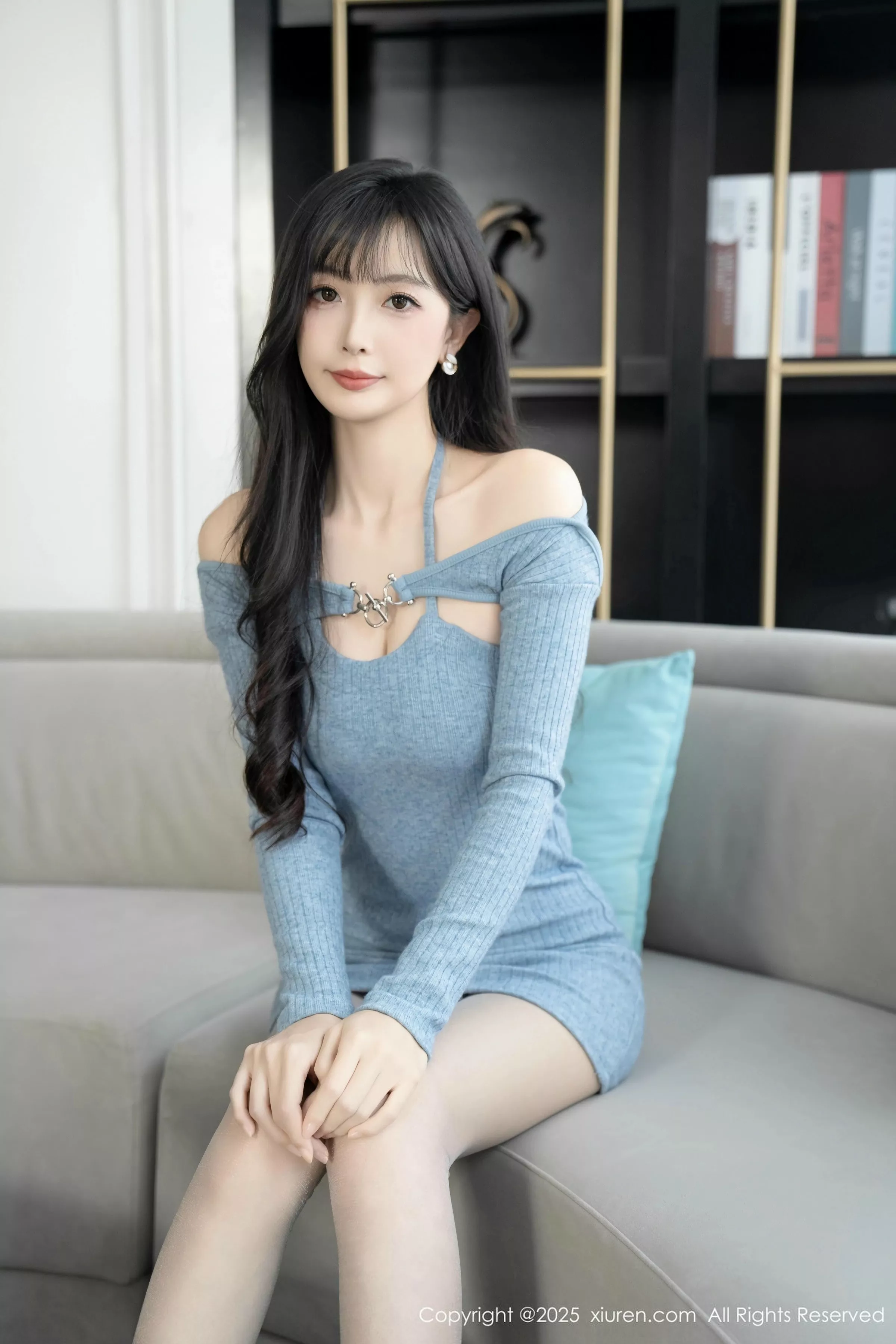   [XiuRen]高清写真图 2025.04.08 No.10124 樱桃小阑子 灰色丝袜第10张图片