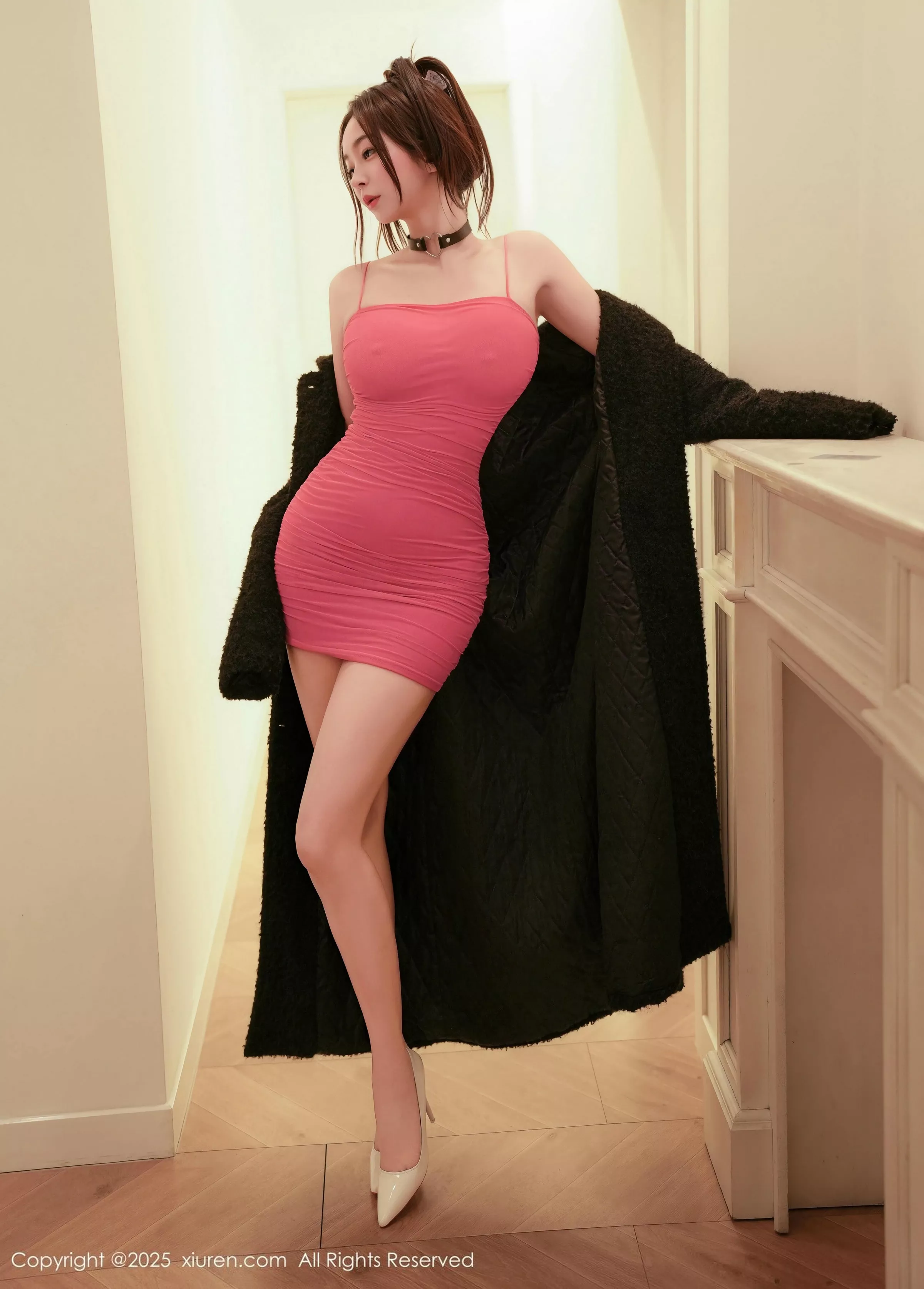   [XiuRen]高清写真图 2025.04.10 No.10132 星星baby 黑色大衣第6张图片