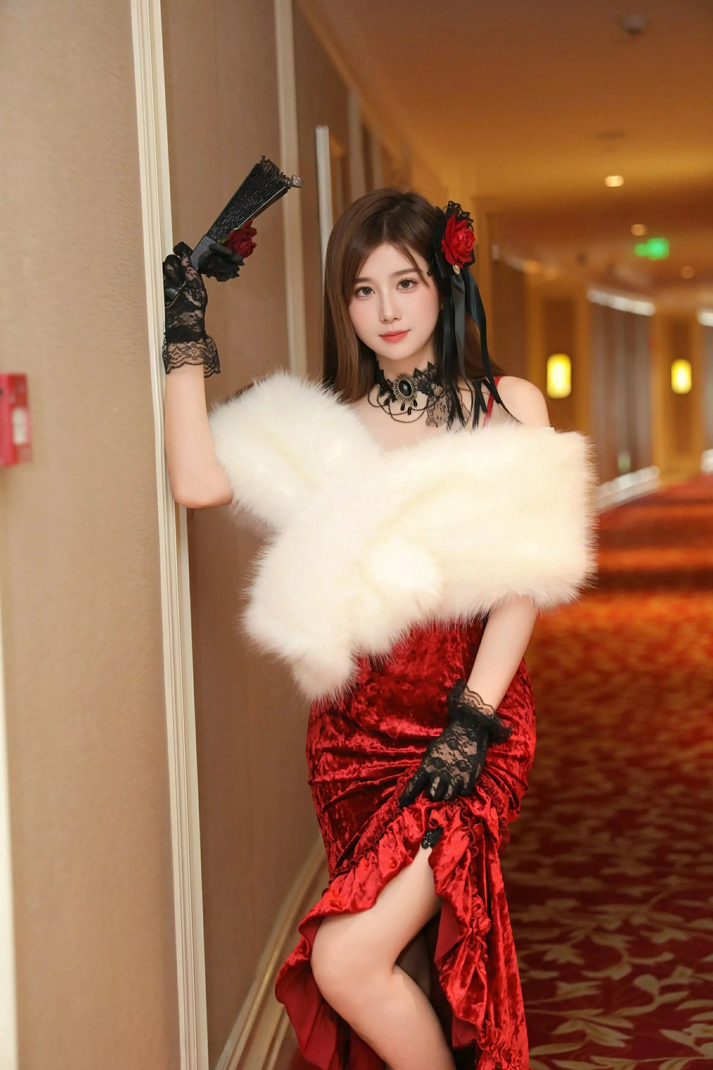   [XiuRen]高清写真图 2025.04.11 No.10140 小肉肉咪 复古红裙第3张图片